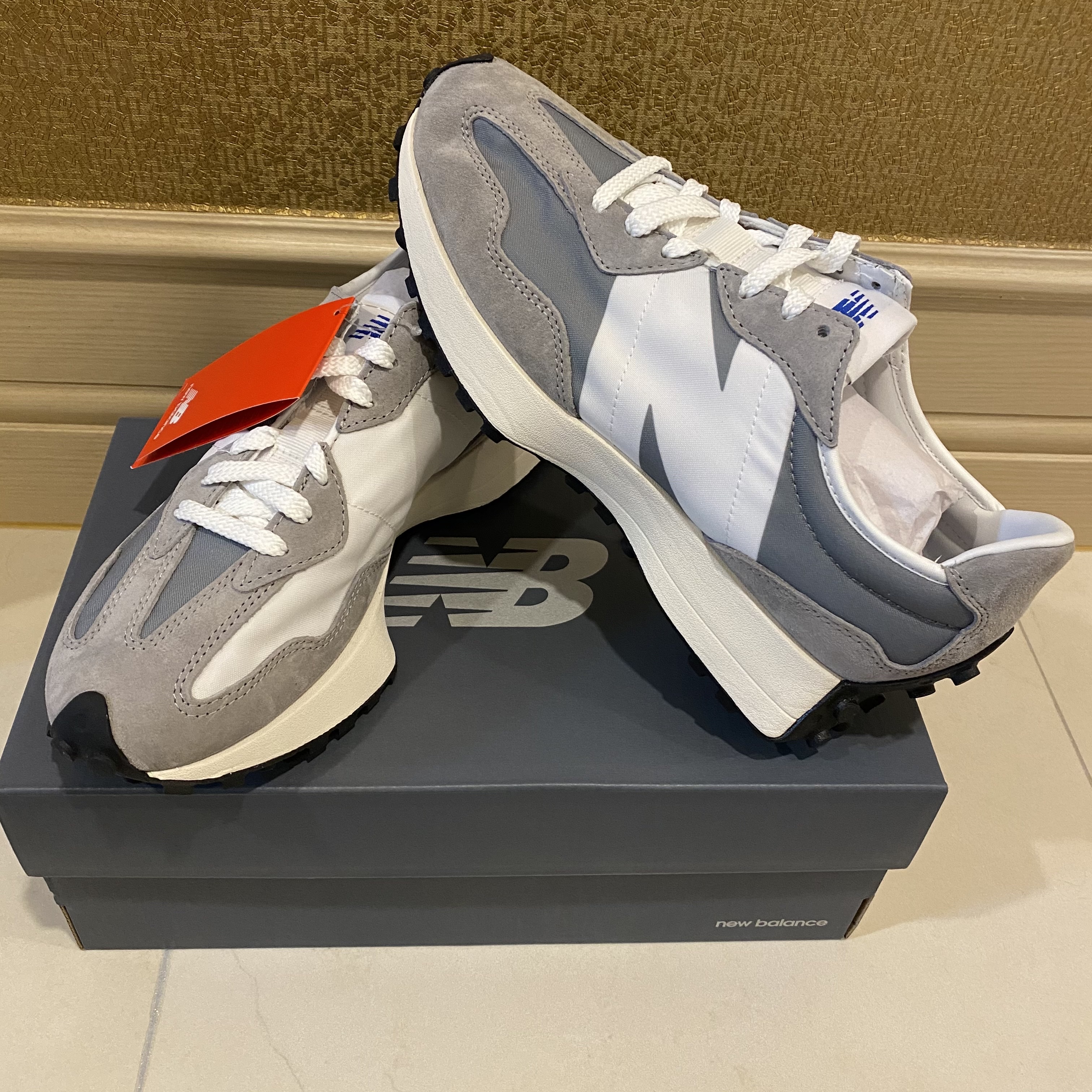 New Balance 327 Grey 착용 스타일