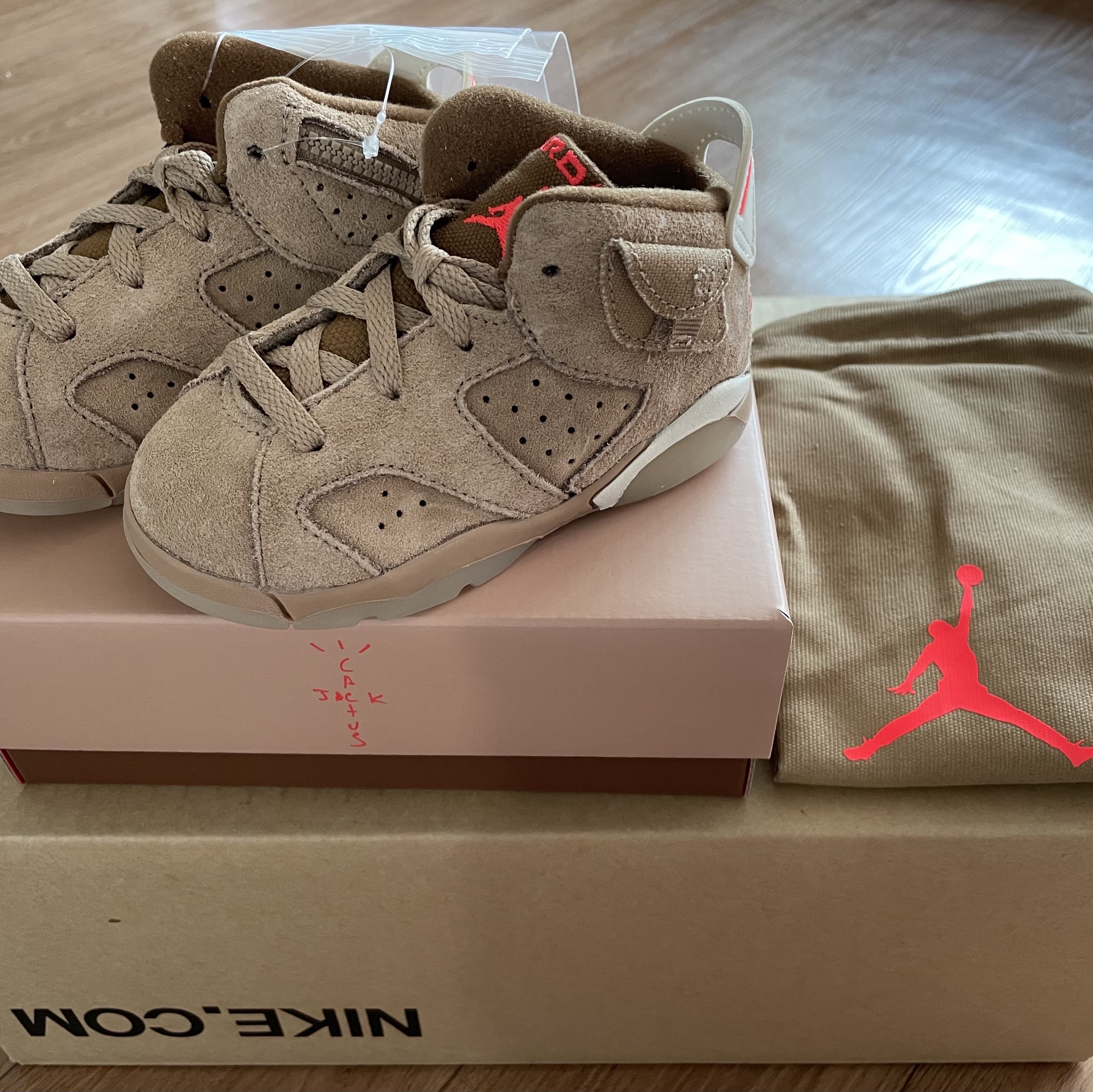 (TD) Jordan 6 x Travis Scott Retro SP British Khaki 착용 스타일 - 1