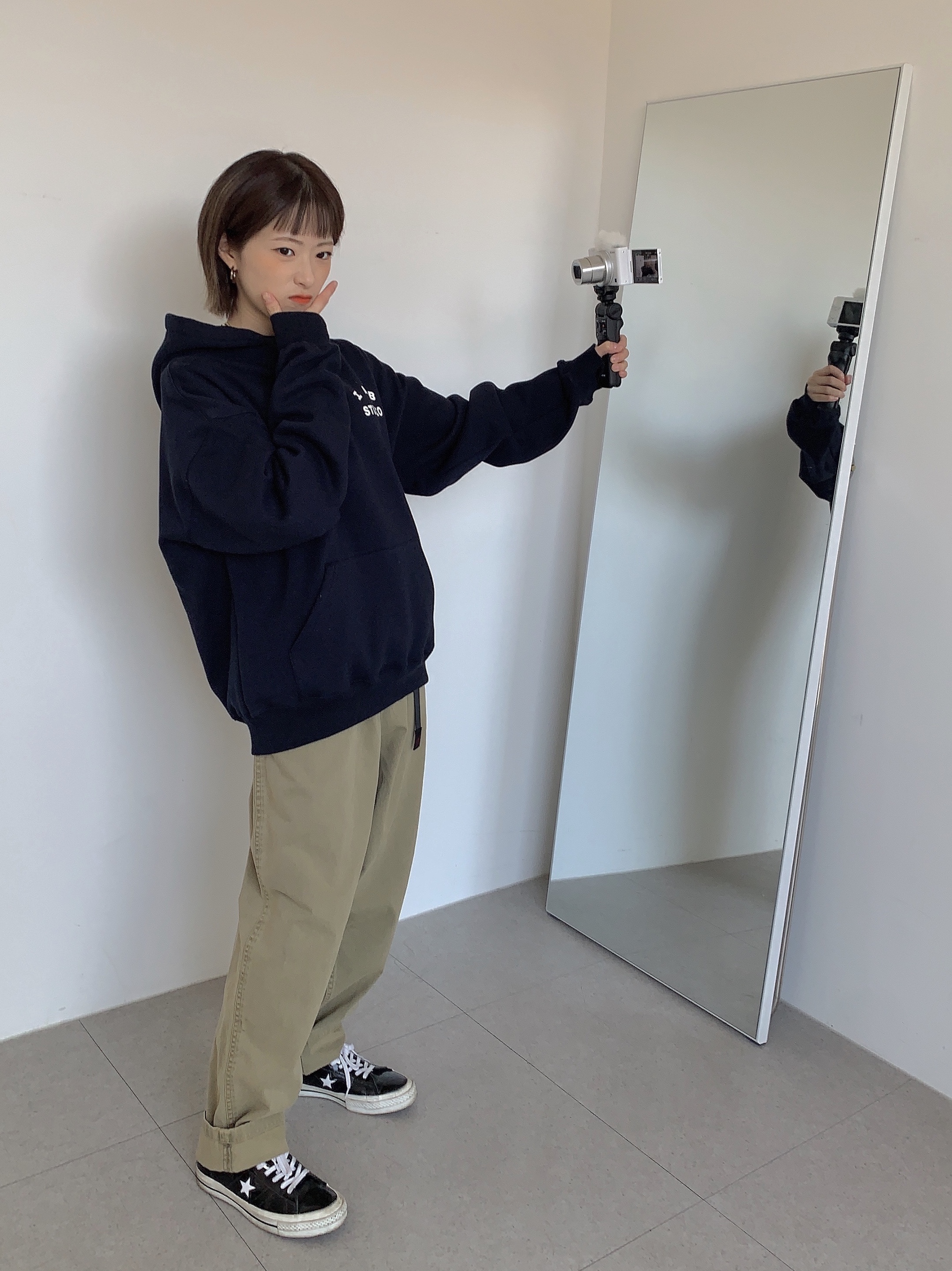 IAB Studio Hoodie Navy - 21SS 착용 스타일 - 1