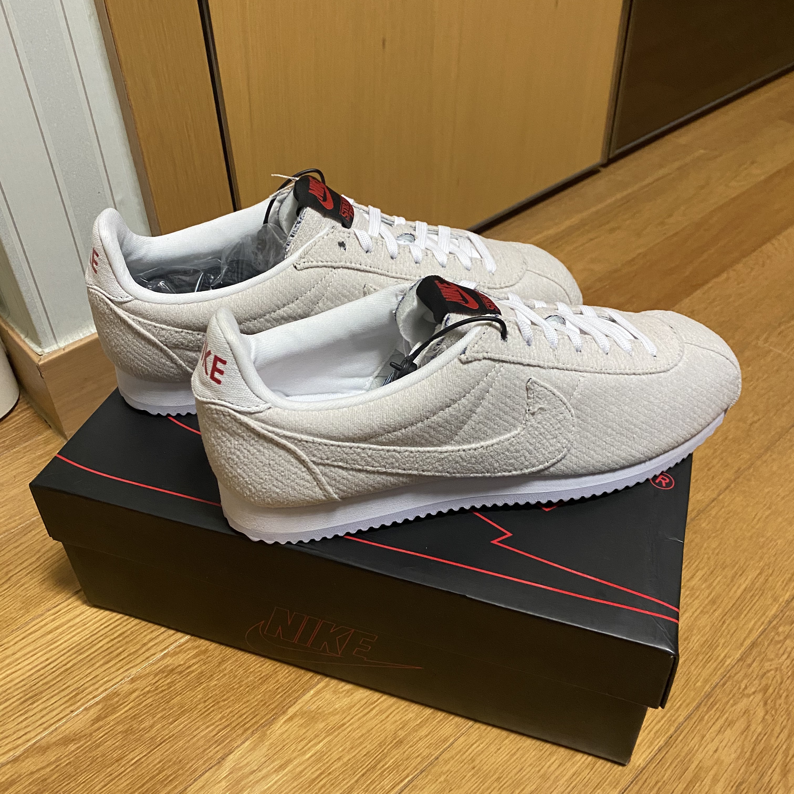 Nike x Stranger Things Classic Cortez Sail Upside Down Pack 착용 스타일 - 1