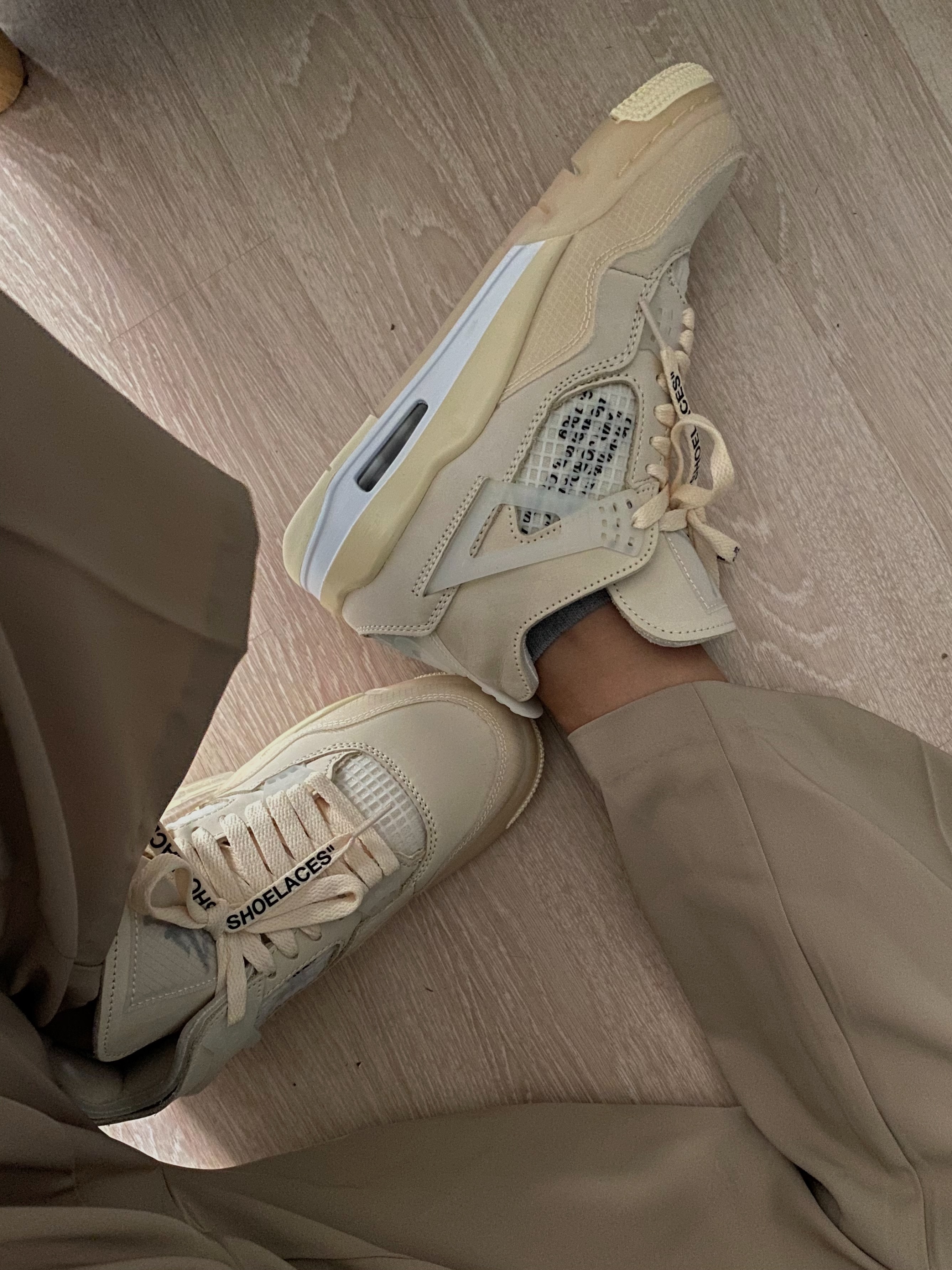 (W) Jordan 4 x Off-White Retro SP Sail 착용 스타일