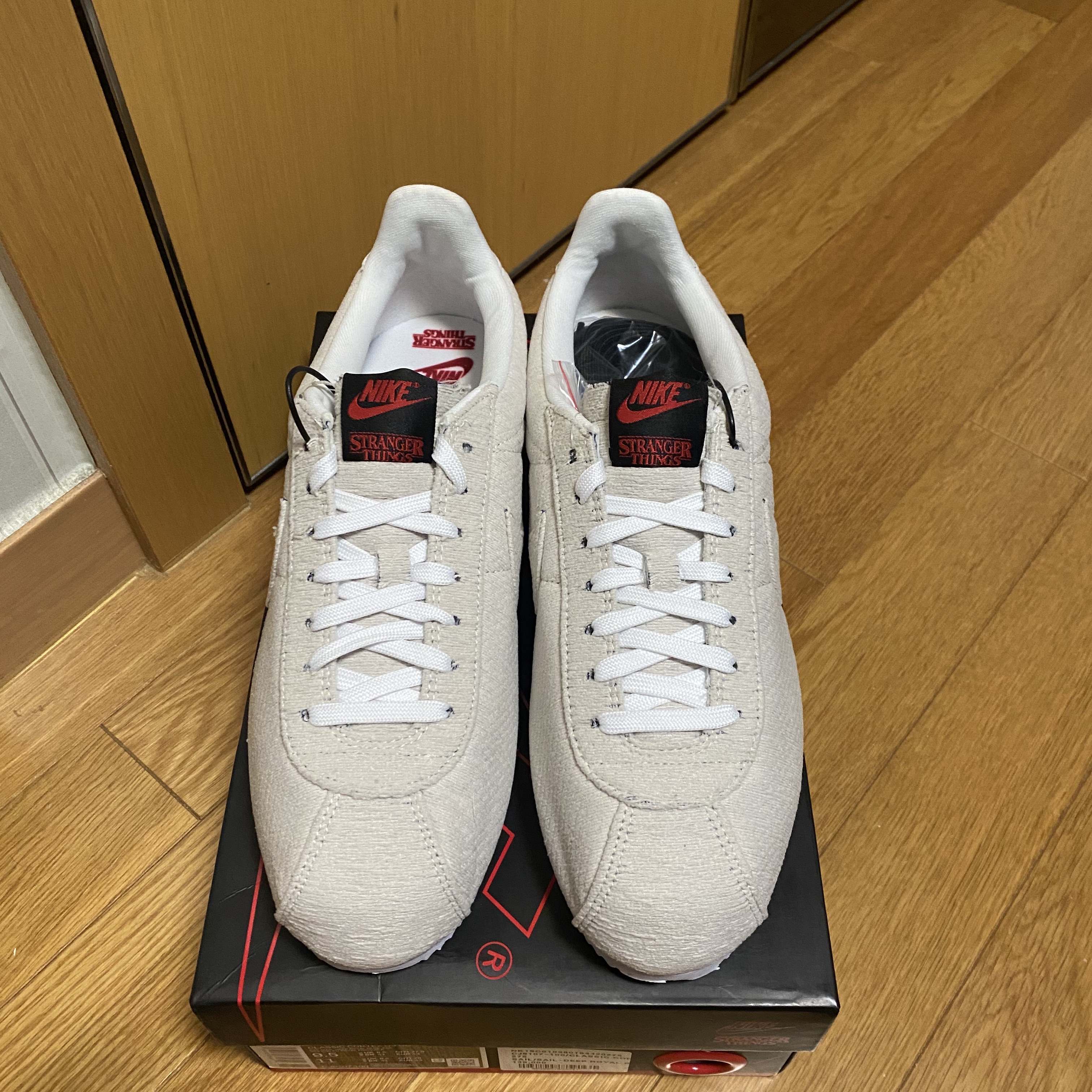 Nike x Stranger Things Classic Cortez Sail Upside Down Pack 착용 스타일 - 3
