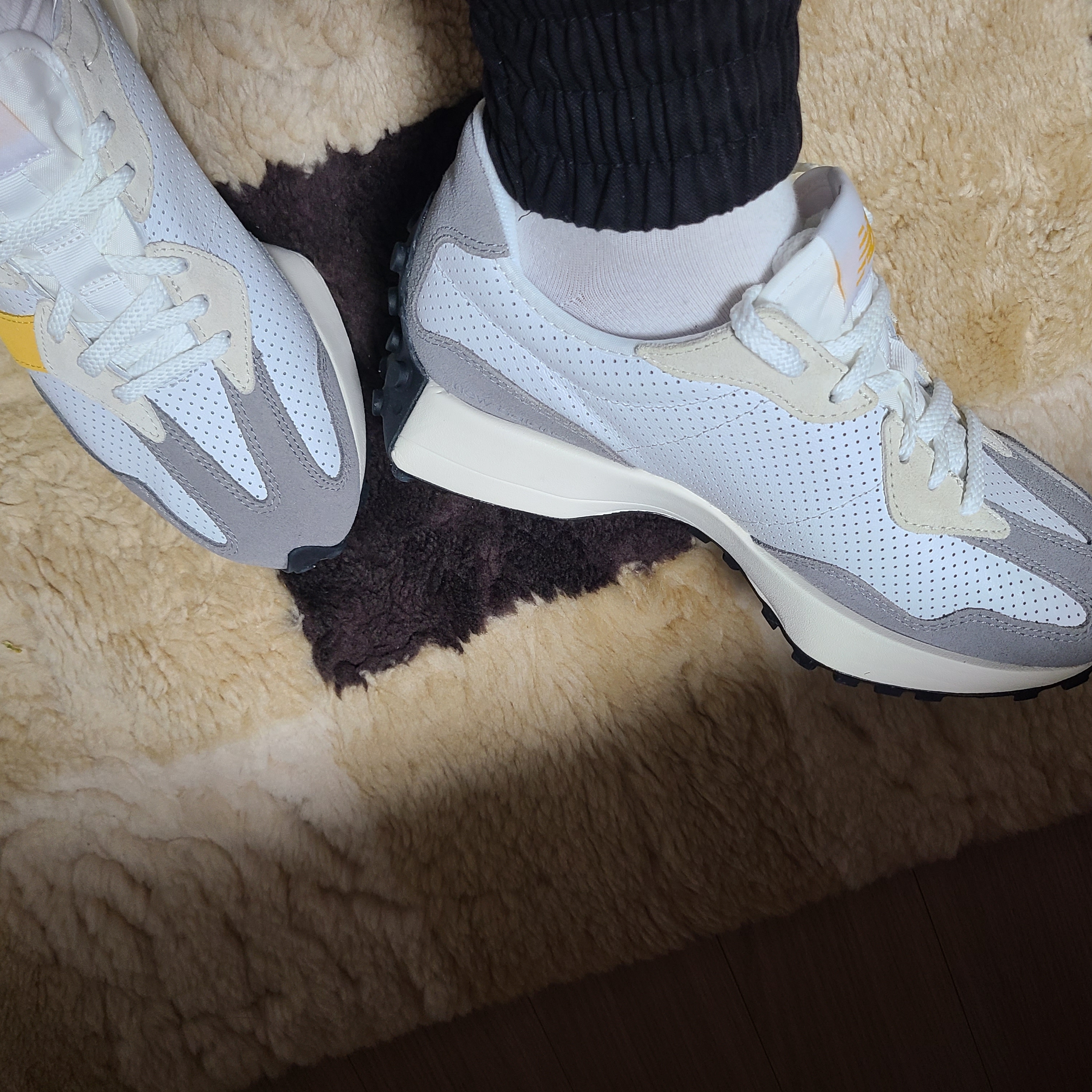 New Balance 327 Grey Yellow - JD Sports Exclusive 착용 스타일 - 3