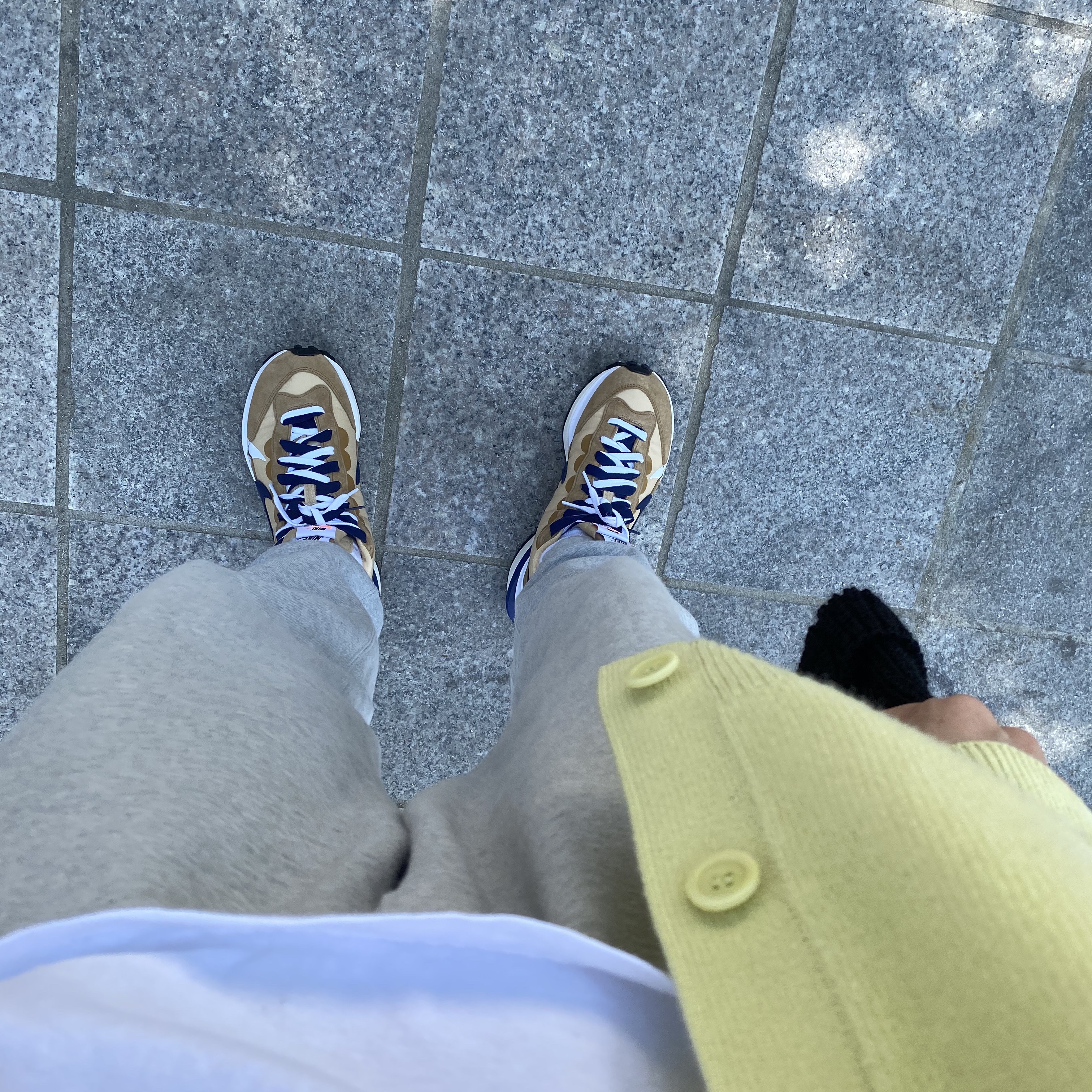 Nike x Sacai VaporWaffle Sesame and Blue Void 착용 스타일 - 4
