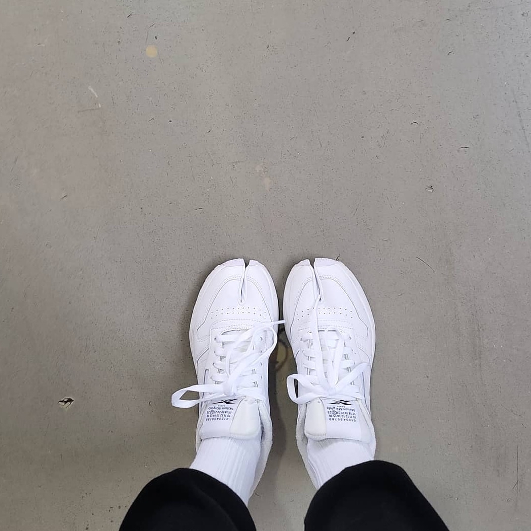 Reebok x Maison Margiela Classic Leather Tabi Shoes White 착용 스타일