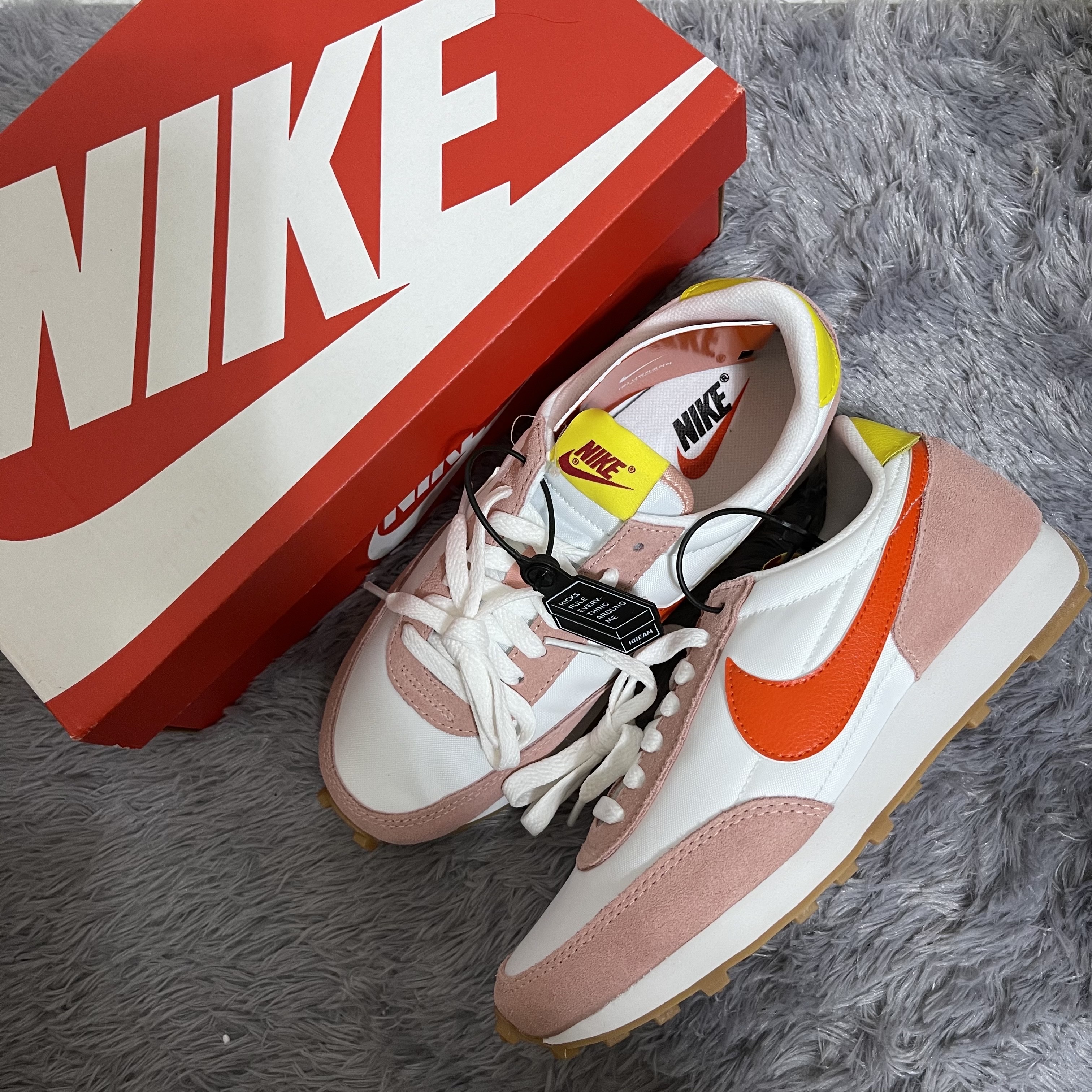 (W) Nike Daybreak Coral Stardust 착용 스타일