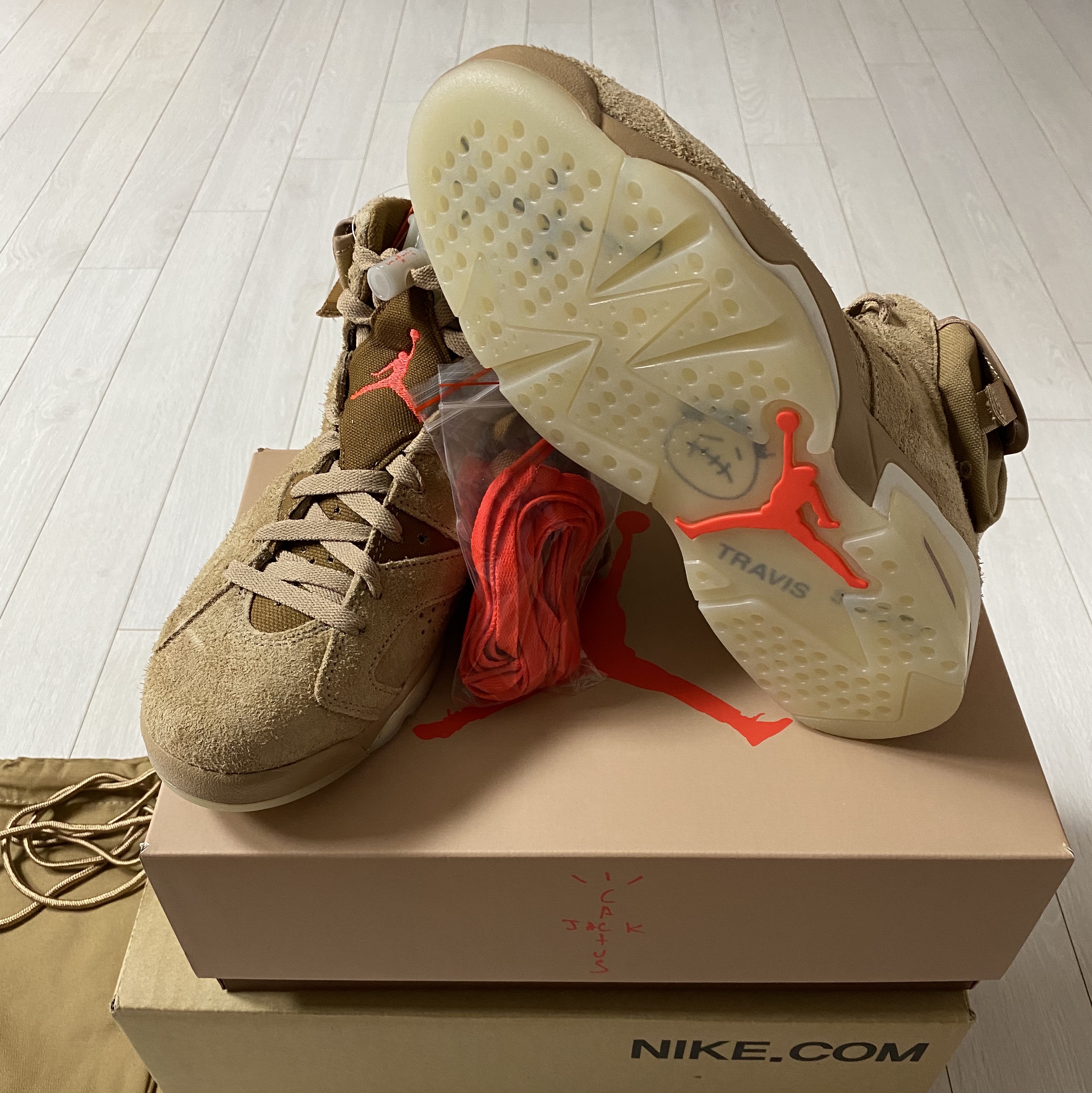 Jordan 6 x Travis Scott Retro SP British Khaki 착용 스타일 - 3