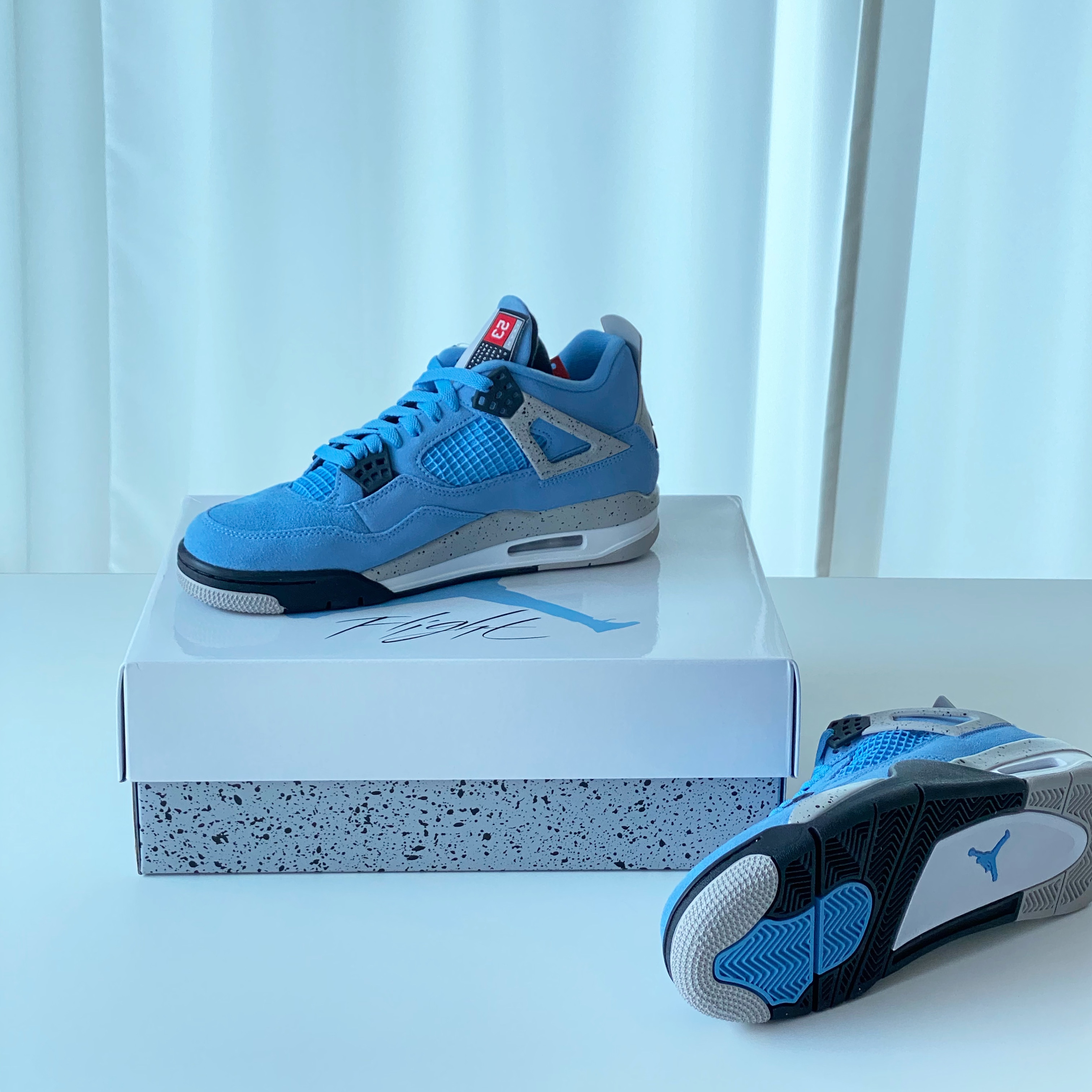 Jordan 4 Retro University Blue 착용 스타일 - 1