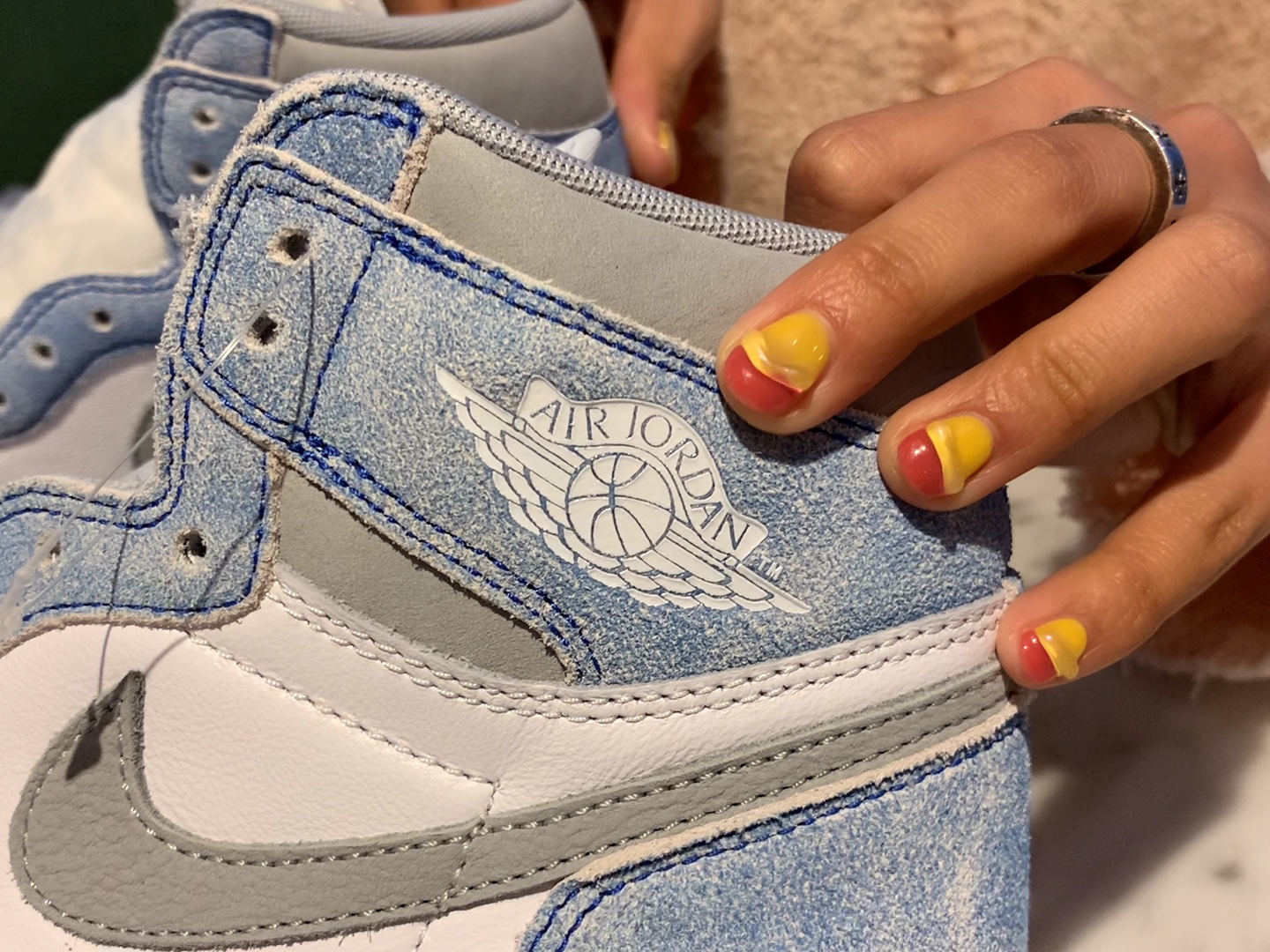 Jordan 1 Retro High OG Hyper Royal 착용 스타일 - 1