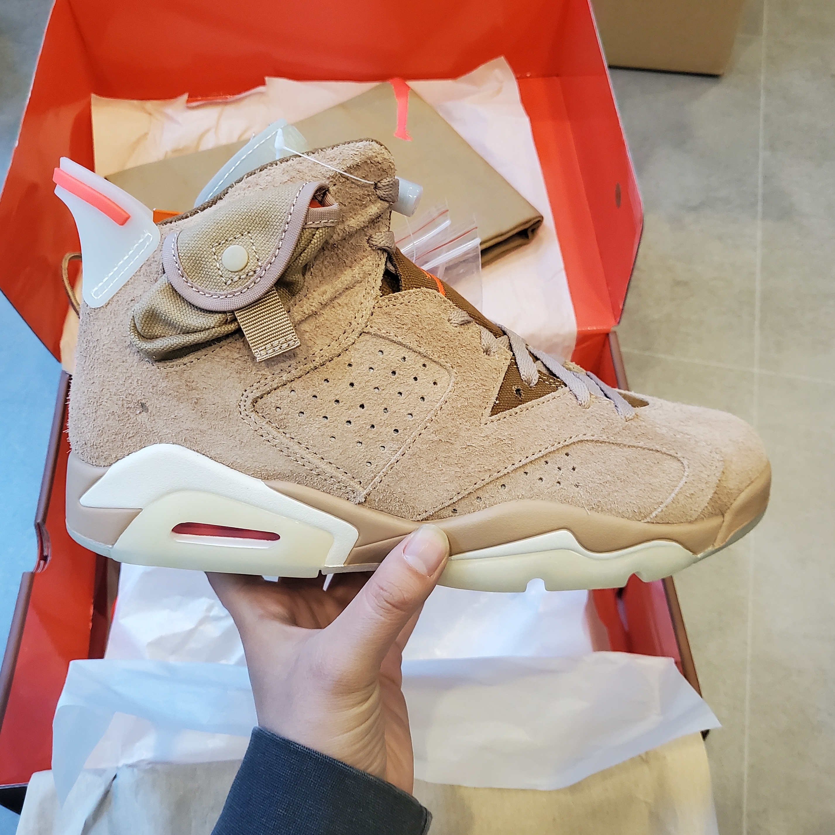 Jordan 6 x Travis Scott Retro SP British Khaki 착용 스타일 - 1