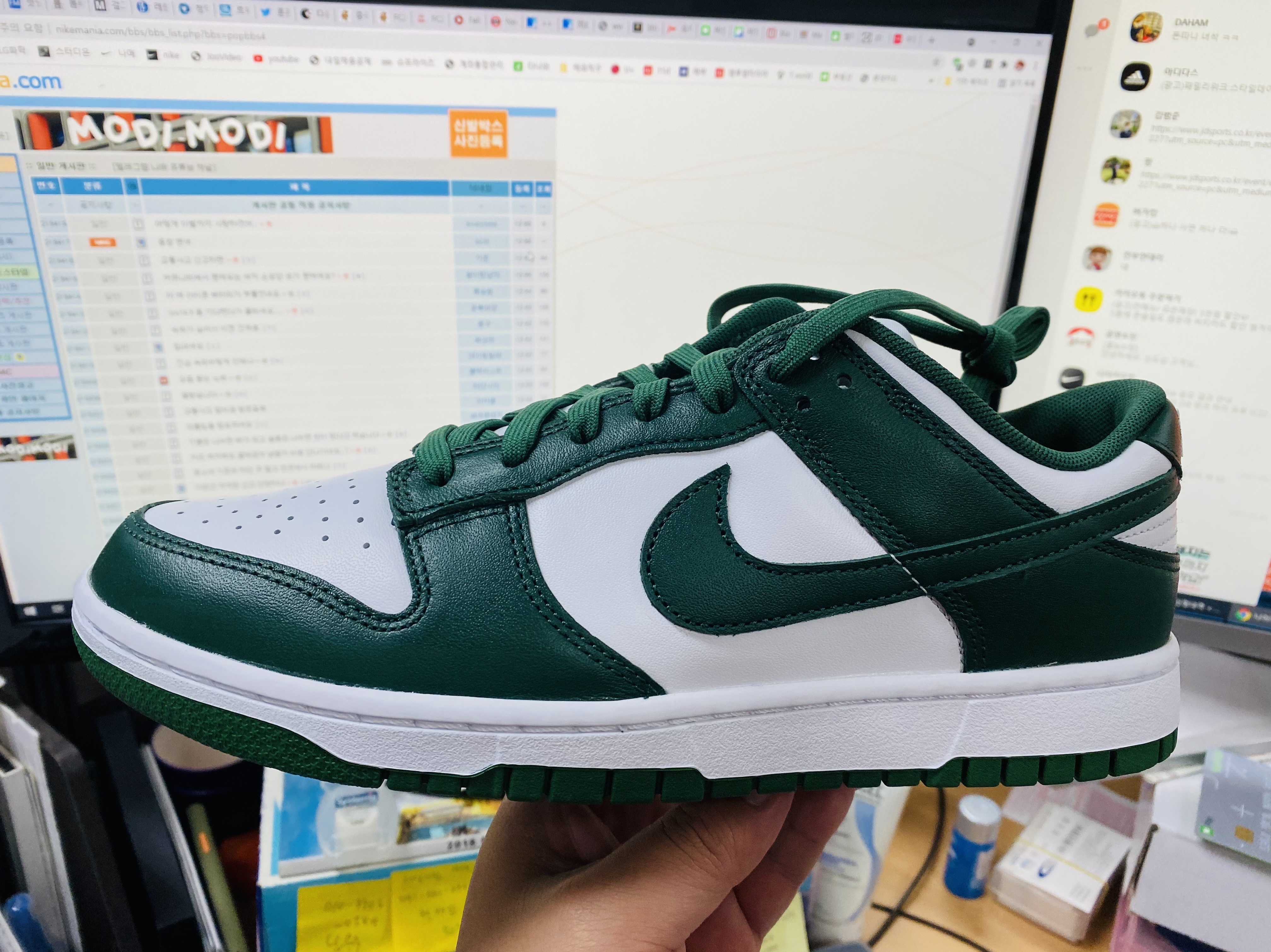 Nike Dunk Low Retro Varsity Green 착용 스타일
