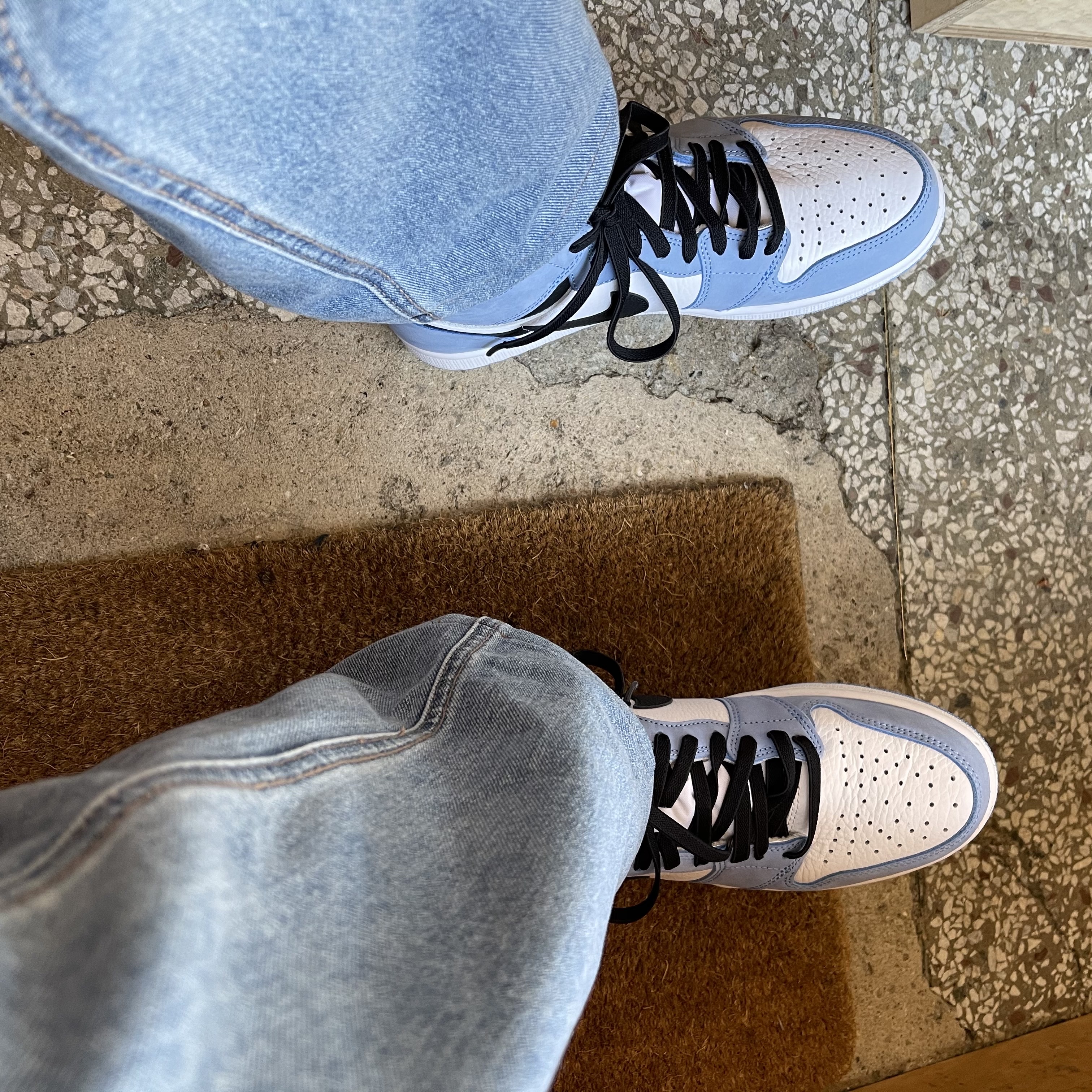 Jordan 1 Retro High OG University Blue 착용 스타일 - 1