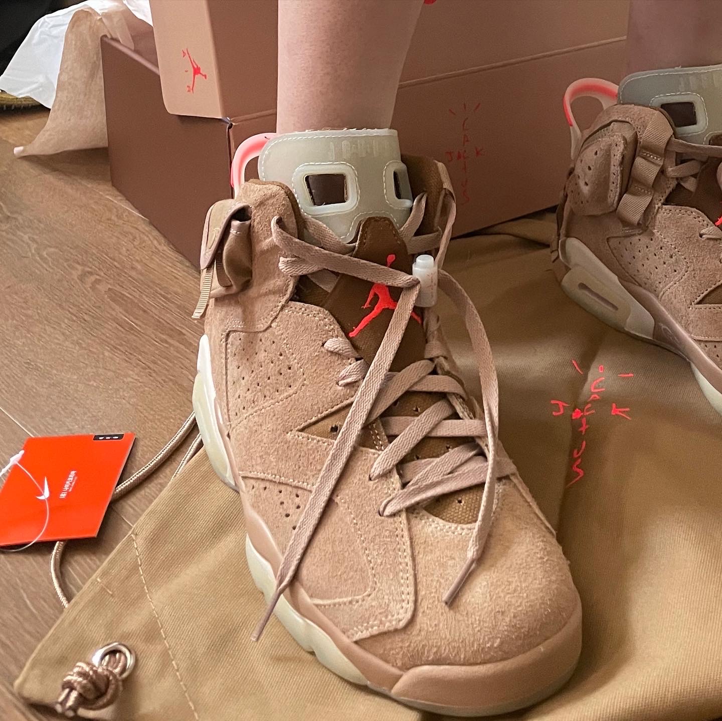 Jordan 6 x Travis Scott Retro SP British Khaki 착용 스타일