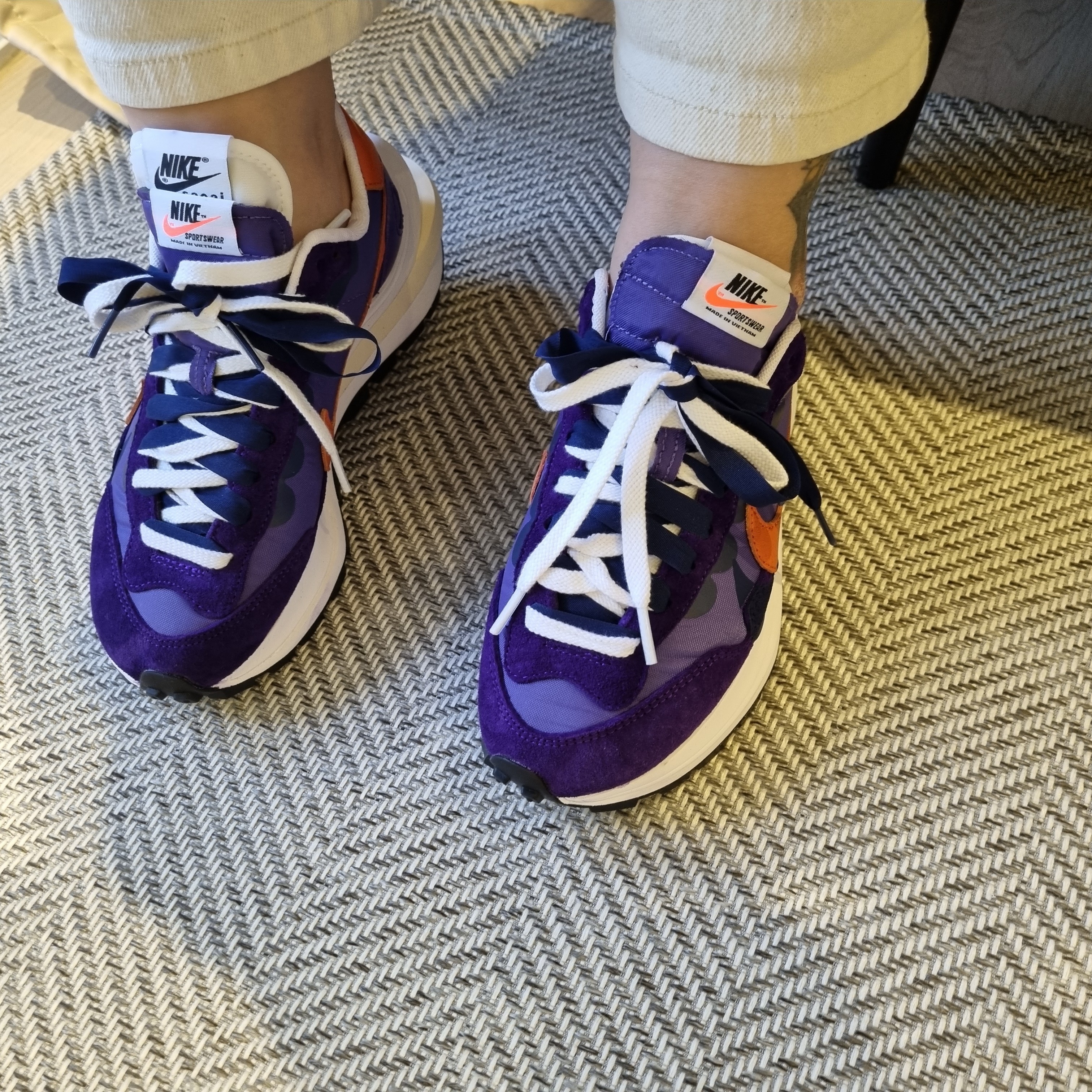 Nike x Sacai VaporWaffle Dark Iris 착용 스타일 - 3