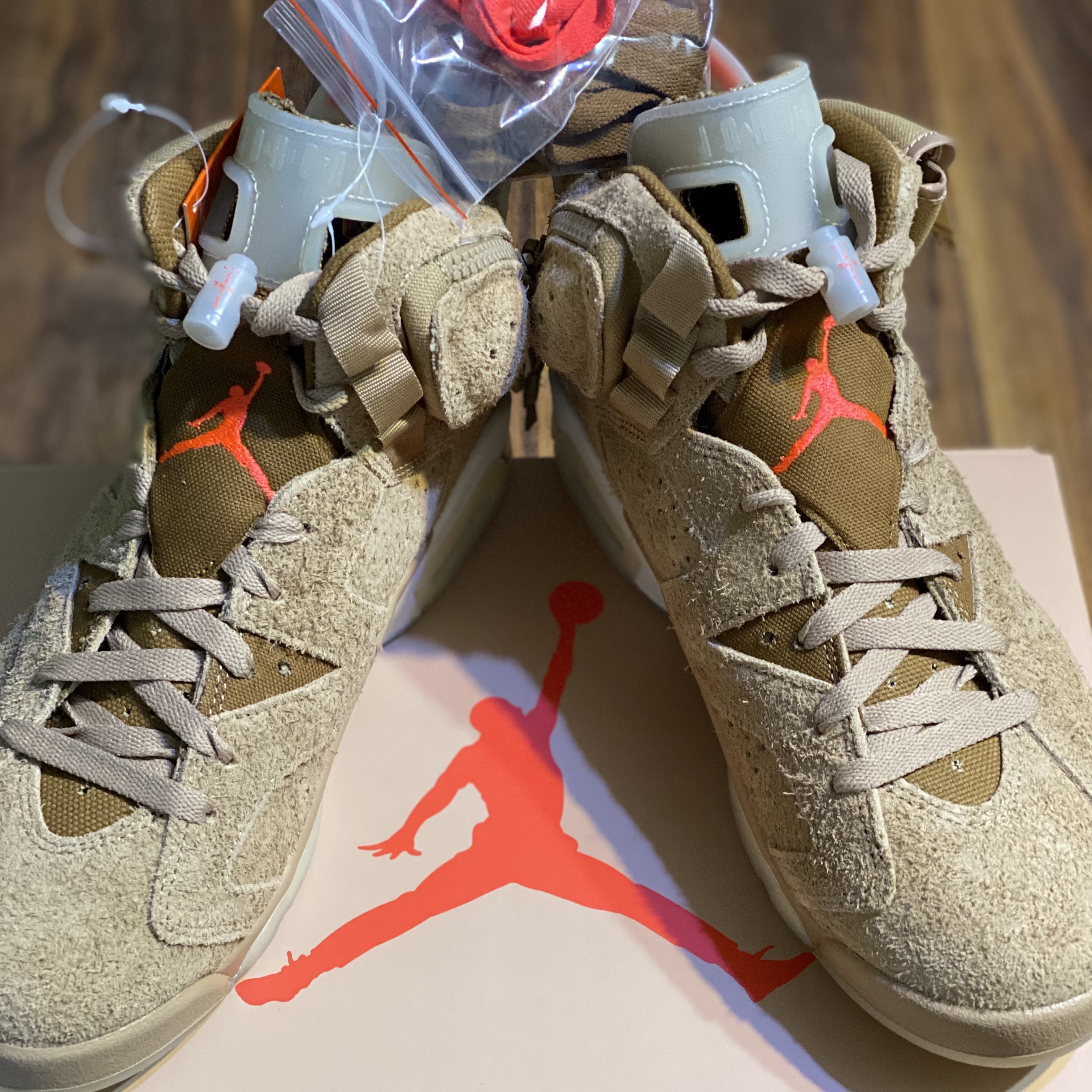 Jordan 6 x Travis Scott Retro SP British Khaki 착용 스타일 - 1
