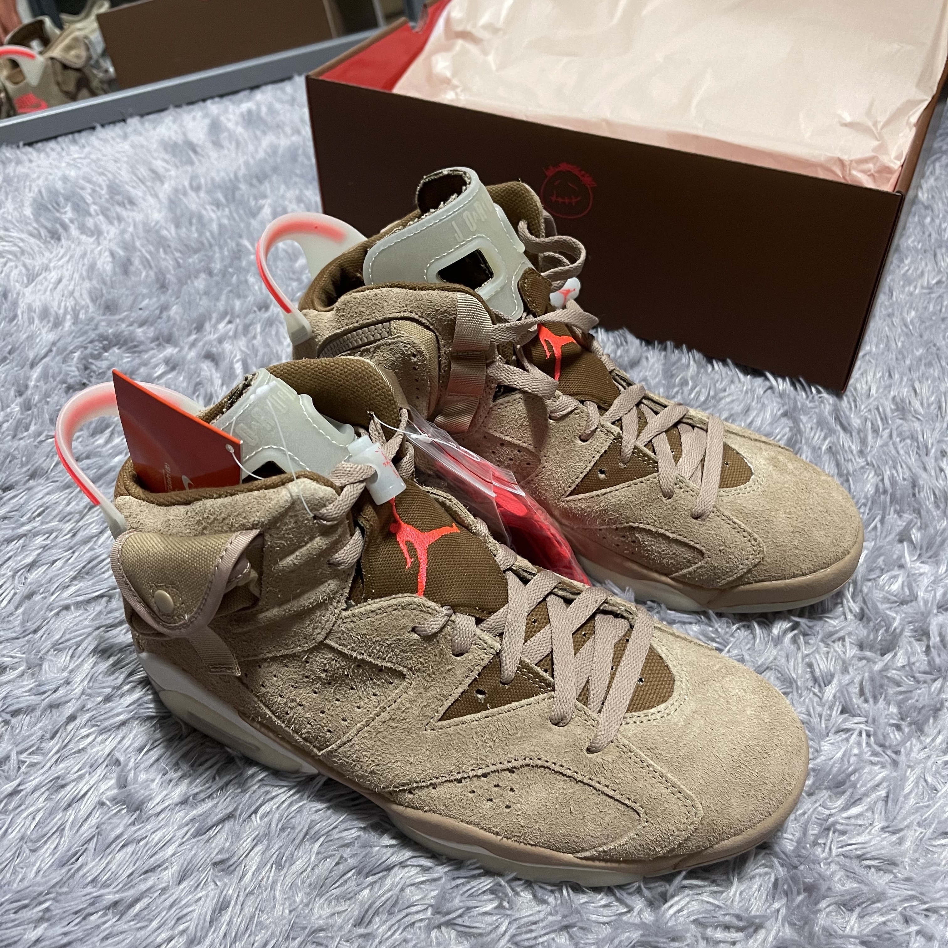 Jordan 6 x Travis Scott Retro SP British Khaki 착용 스타일 - 1