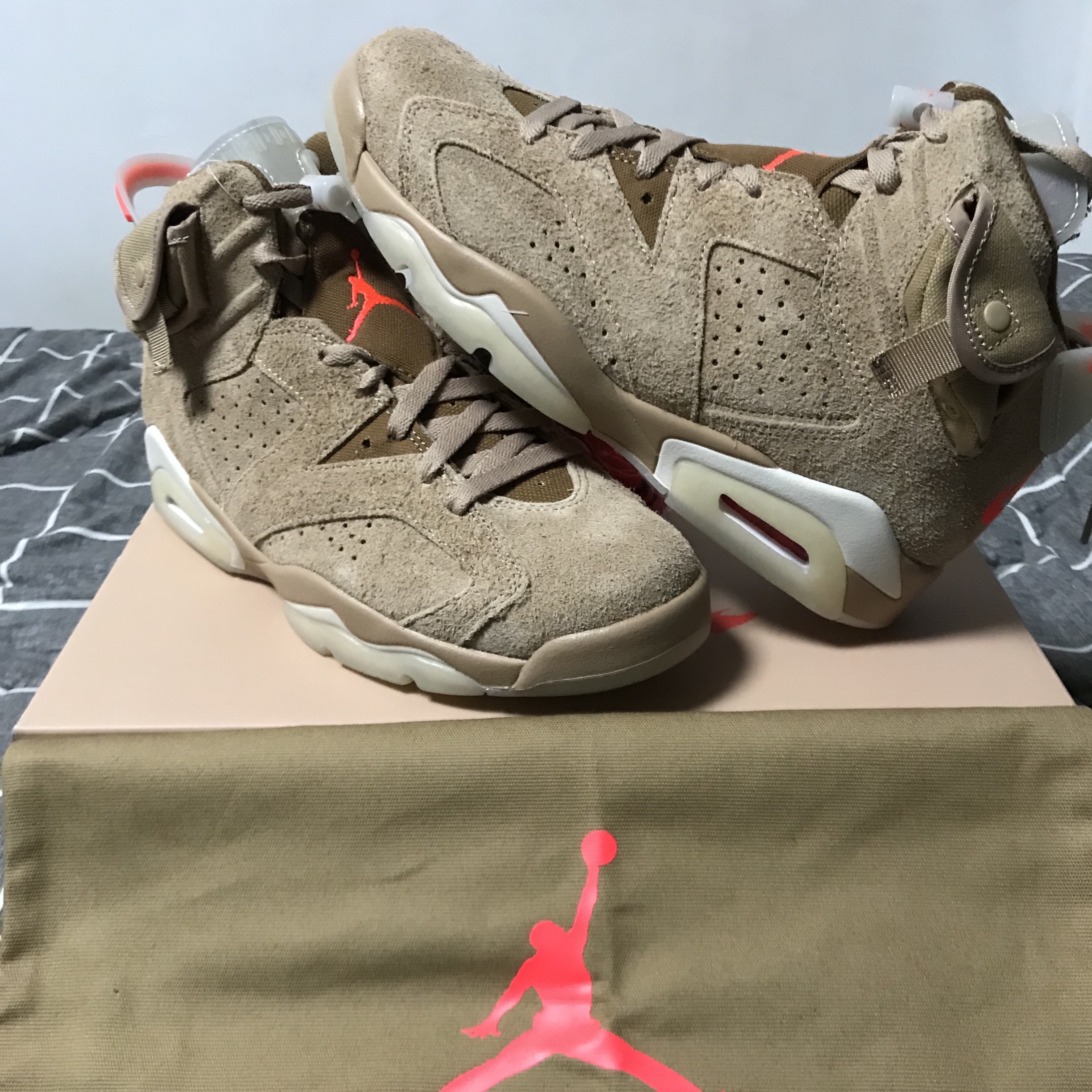 Jordan 6 x Travis Scott Retro SP British Khaki 착용 스타일