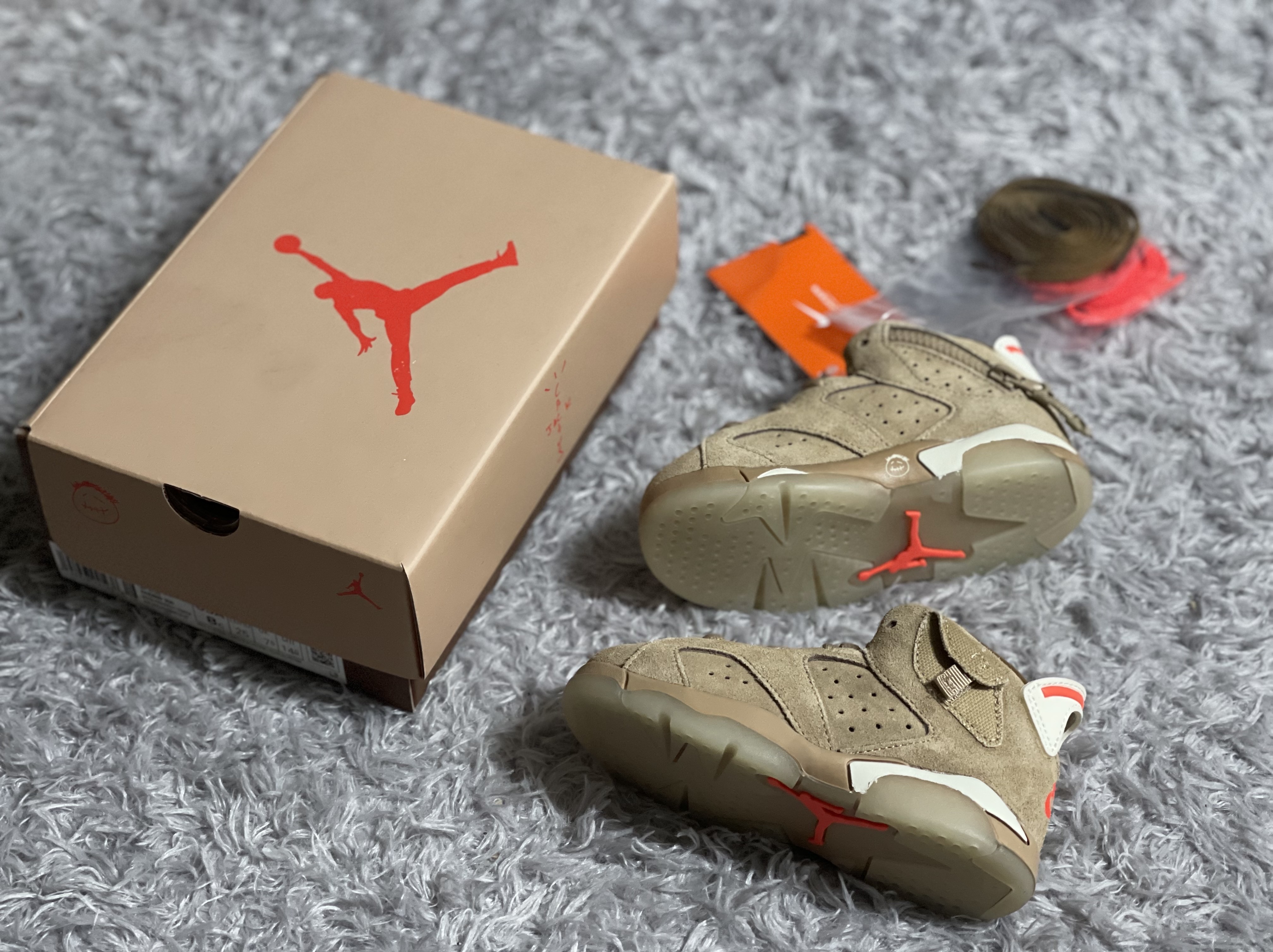 (TD) Jordan 6 x Travis Scott Retro SP British Khaki 착용 스타일 - 1