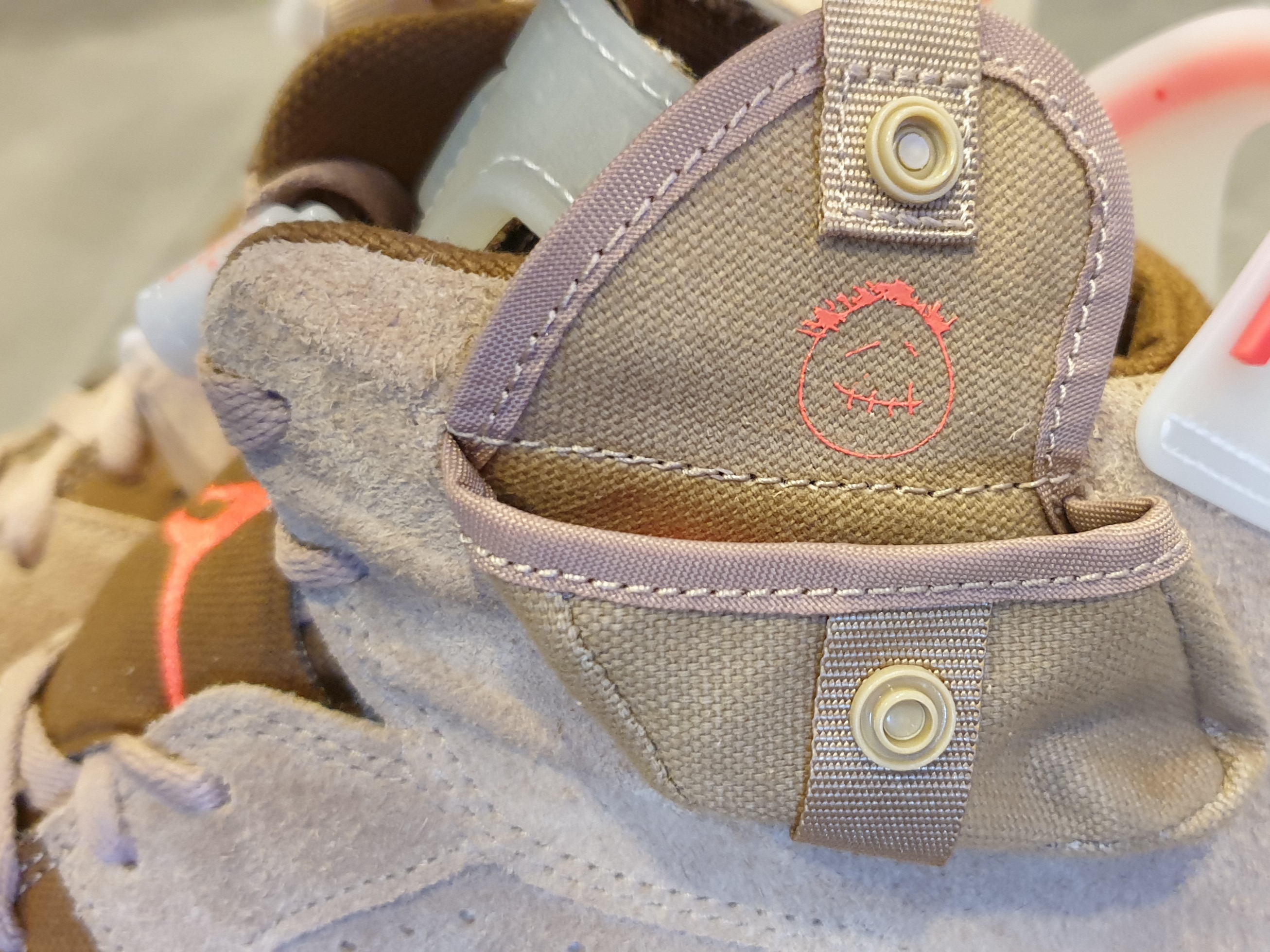 Jordan 6 x Travis Scott Retro SP British Khaki 착용 스타일 - 4