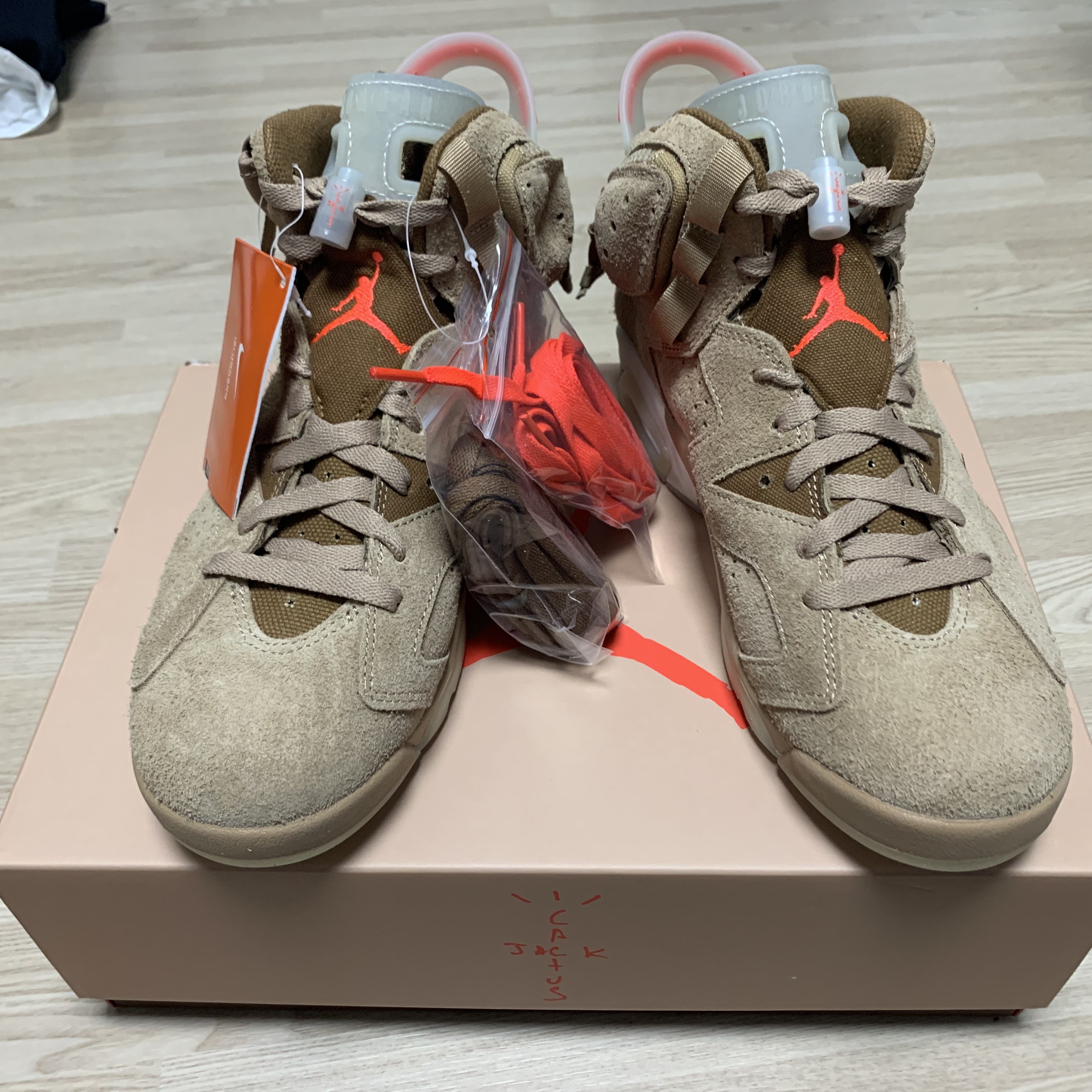 Jordan 6 x Travis Scott Retro SP British Khaki 착용 스타일 - 2