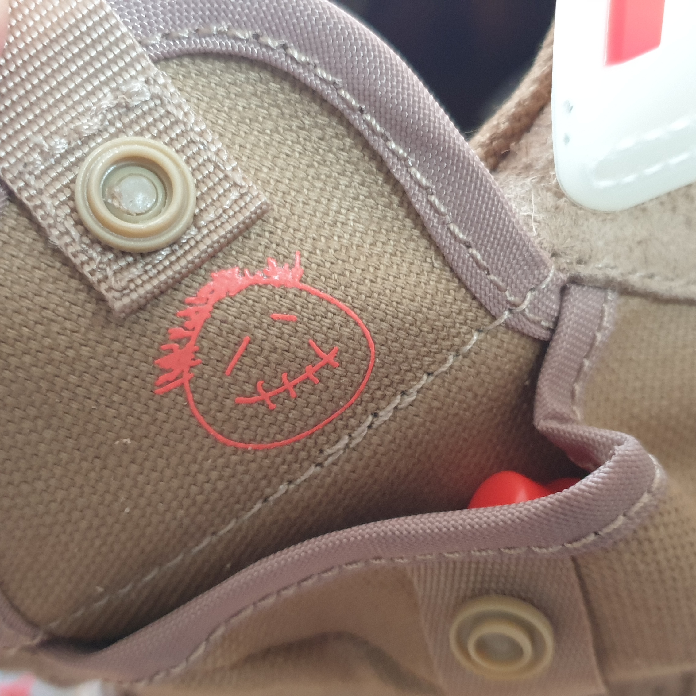 Jordan 6 x Travis Scott Retro SP British Khaki, Jordan 6 x Travis Scott Retro Olive 착용 스타일 - 1