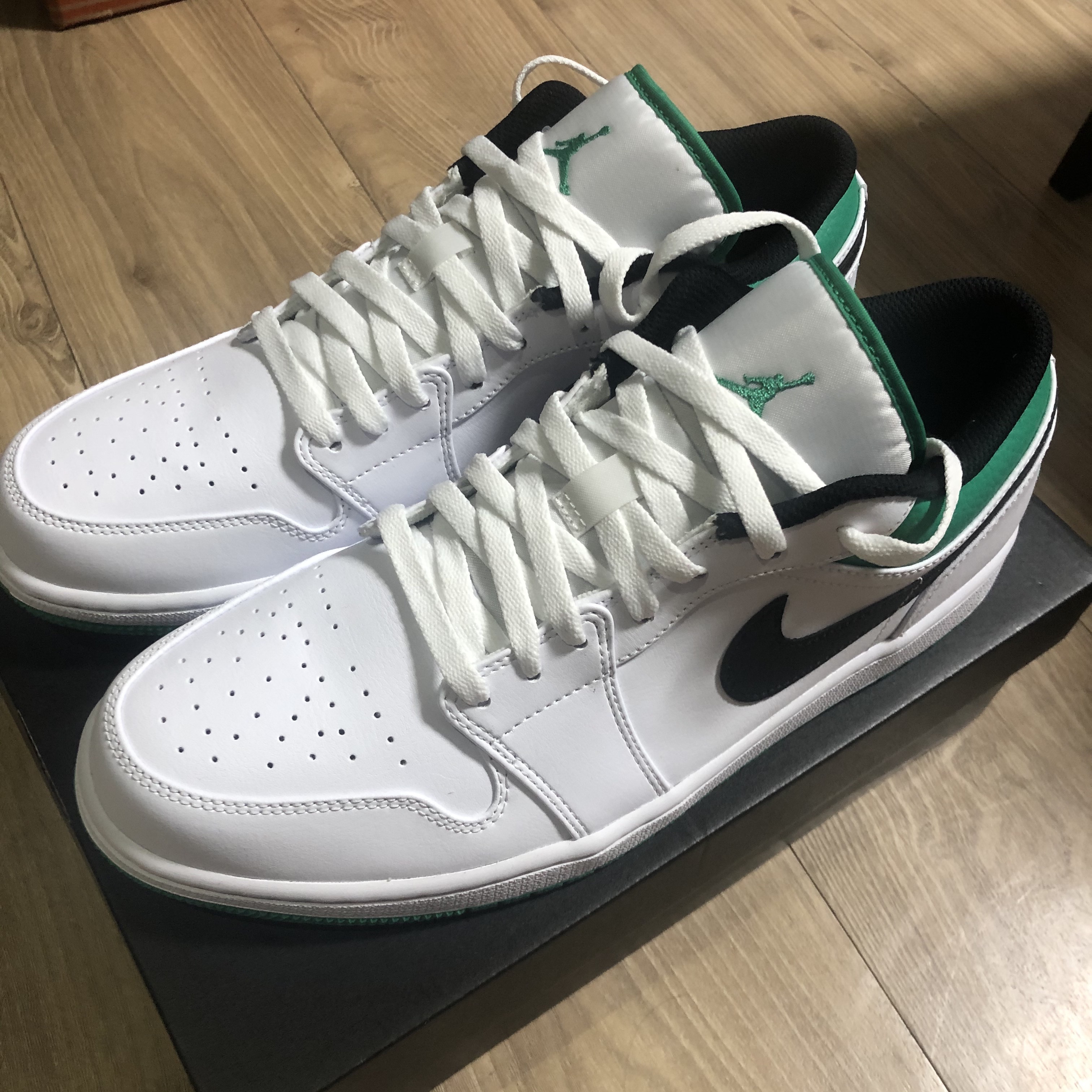 Jordan 1 Low White Lucky Green 착용 스타일 - 1
