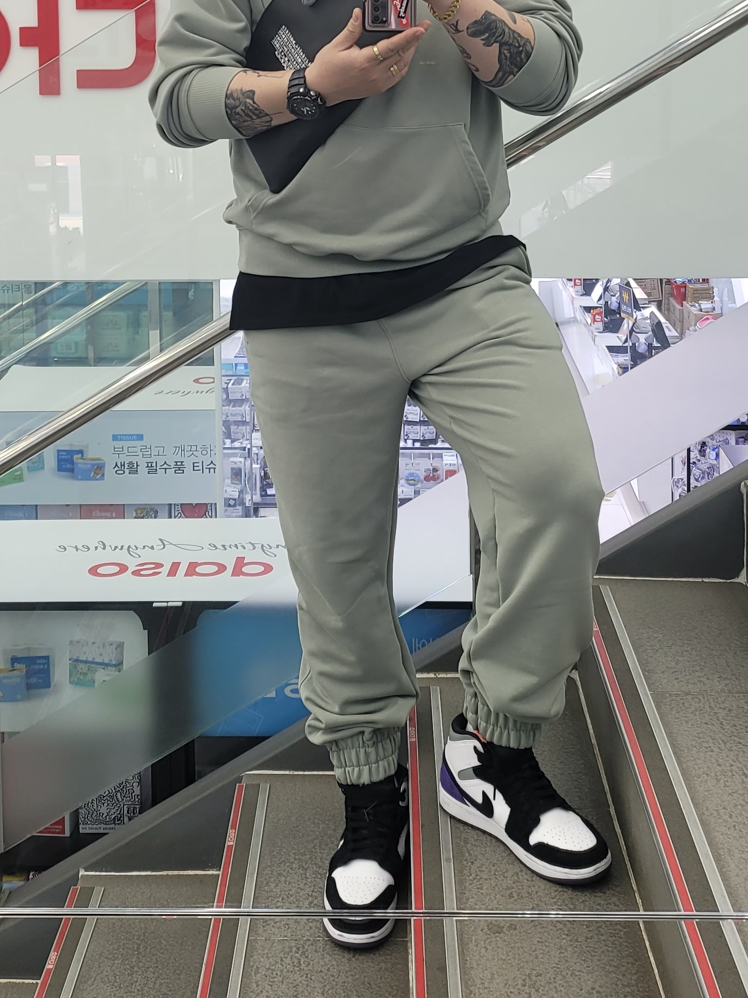 Converse x Kim Jones Chuck 70 Utility Wave High Natural Ivory, Jordan 1 Retro High OG Rust Shadow 착용 스타일 - 4