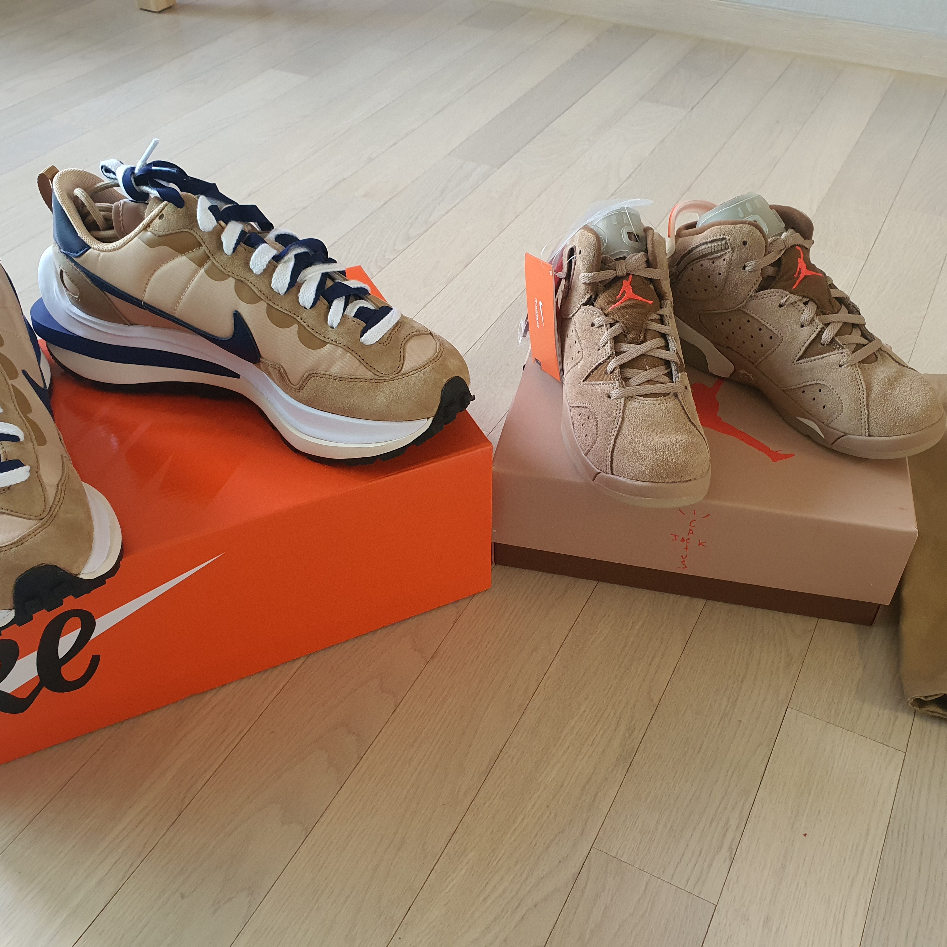 Nike x Sacai VaporWaffle Sesame and Blue Void, (PS) Jordan 6 x Travis Scott Retro SP British Khaki 착용 스타일