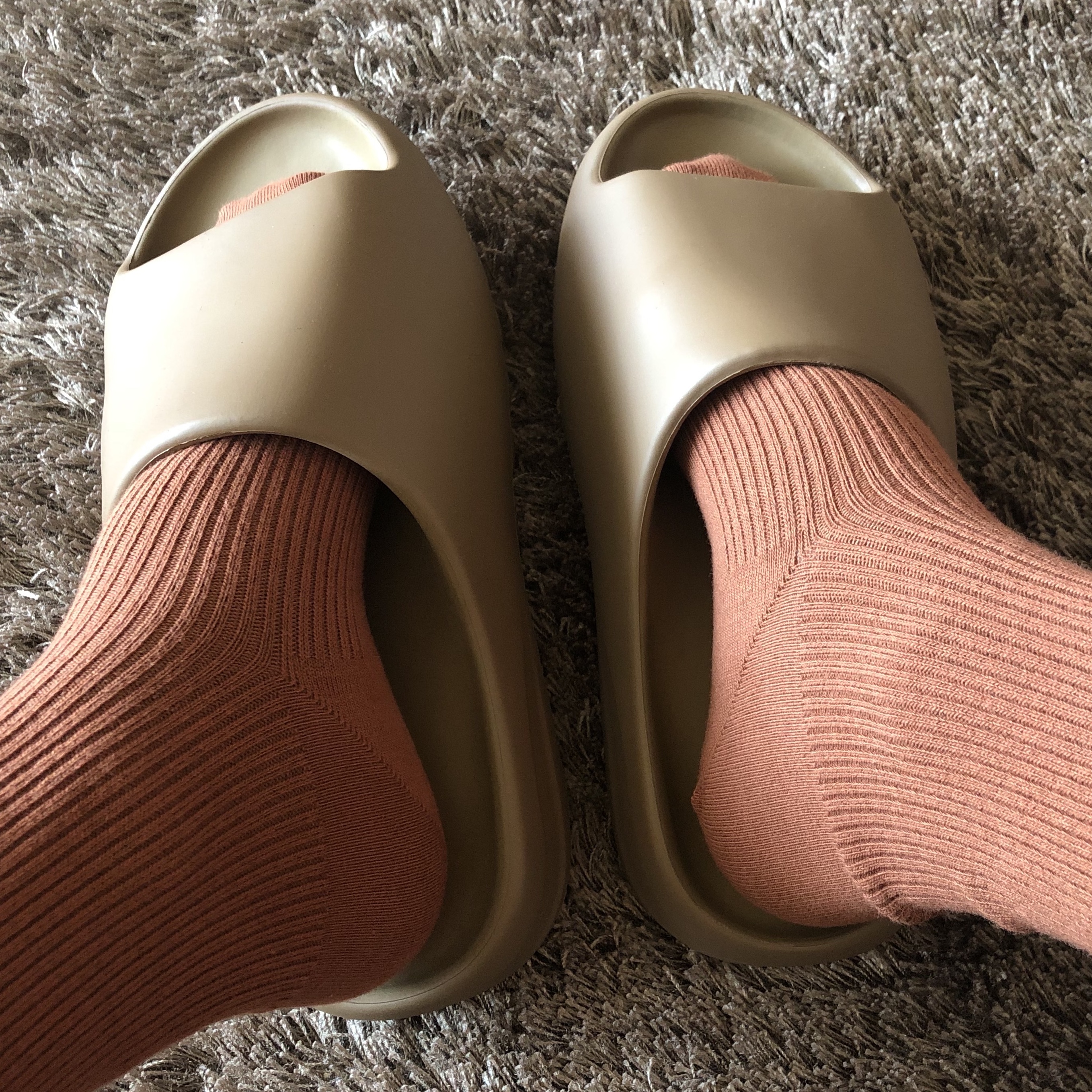 Adidas Yeezy Slide Core 2021 착용 스타일 - 3