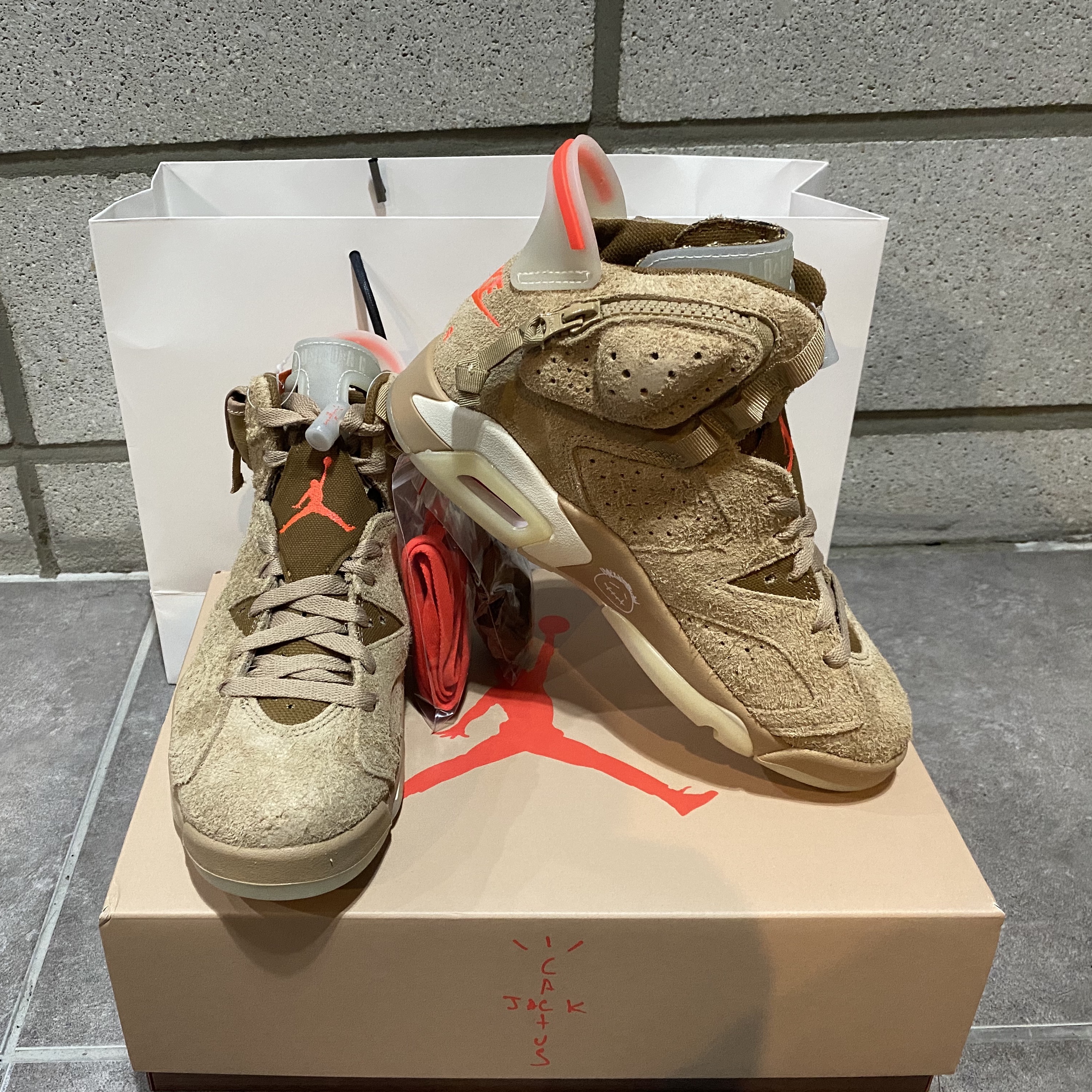 Jordan 6 x Travis Scott Retro SP British Khaki 착용 스타일 - 1