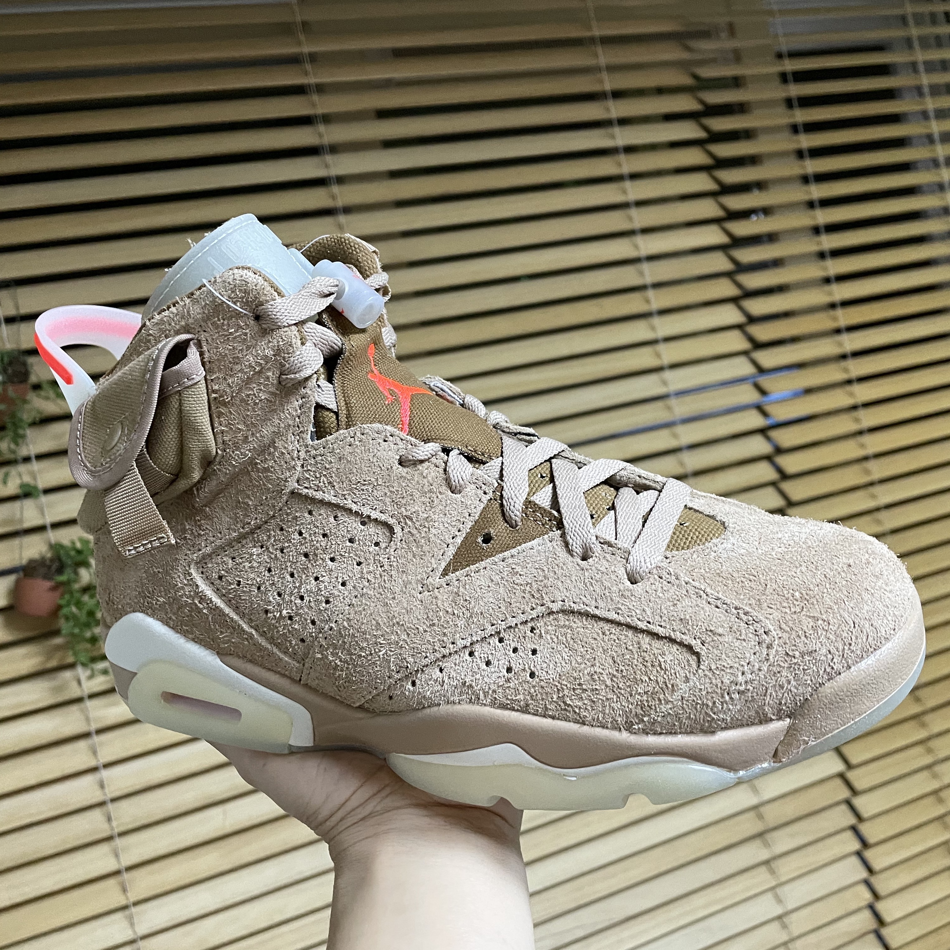 Jordan 6 x Travis Scott Retro SP British Khaki 착용 스타일 - 2