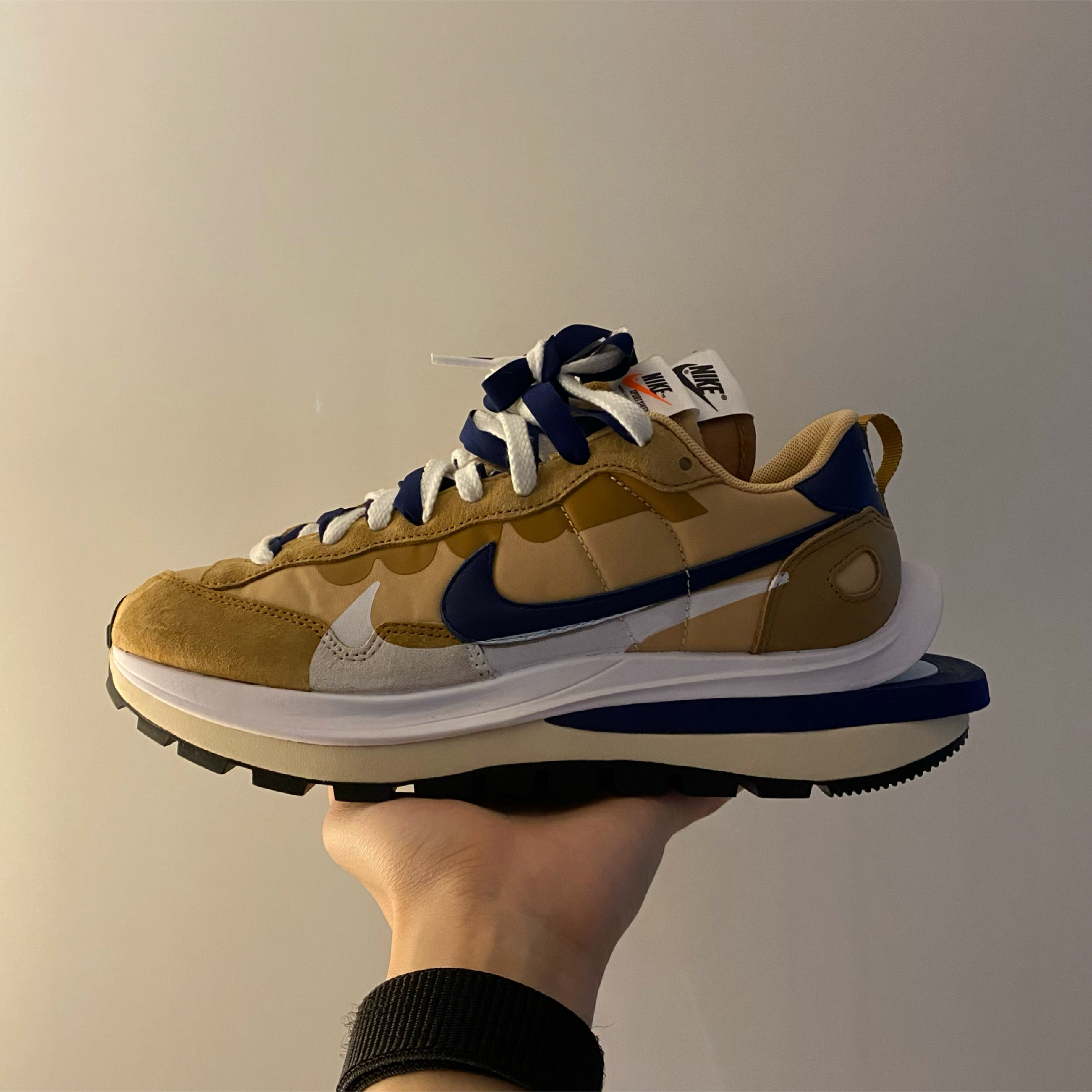 Nike x Sacai VaporWaffle Sesame and Blue Void 착용 스타일
