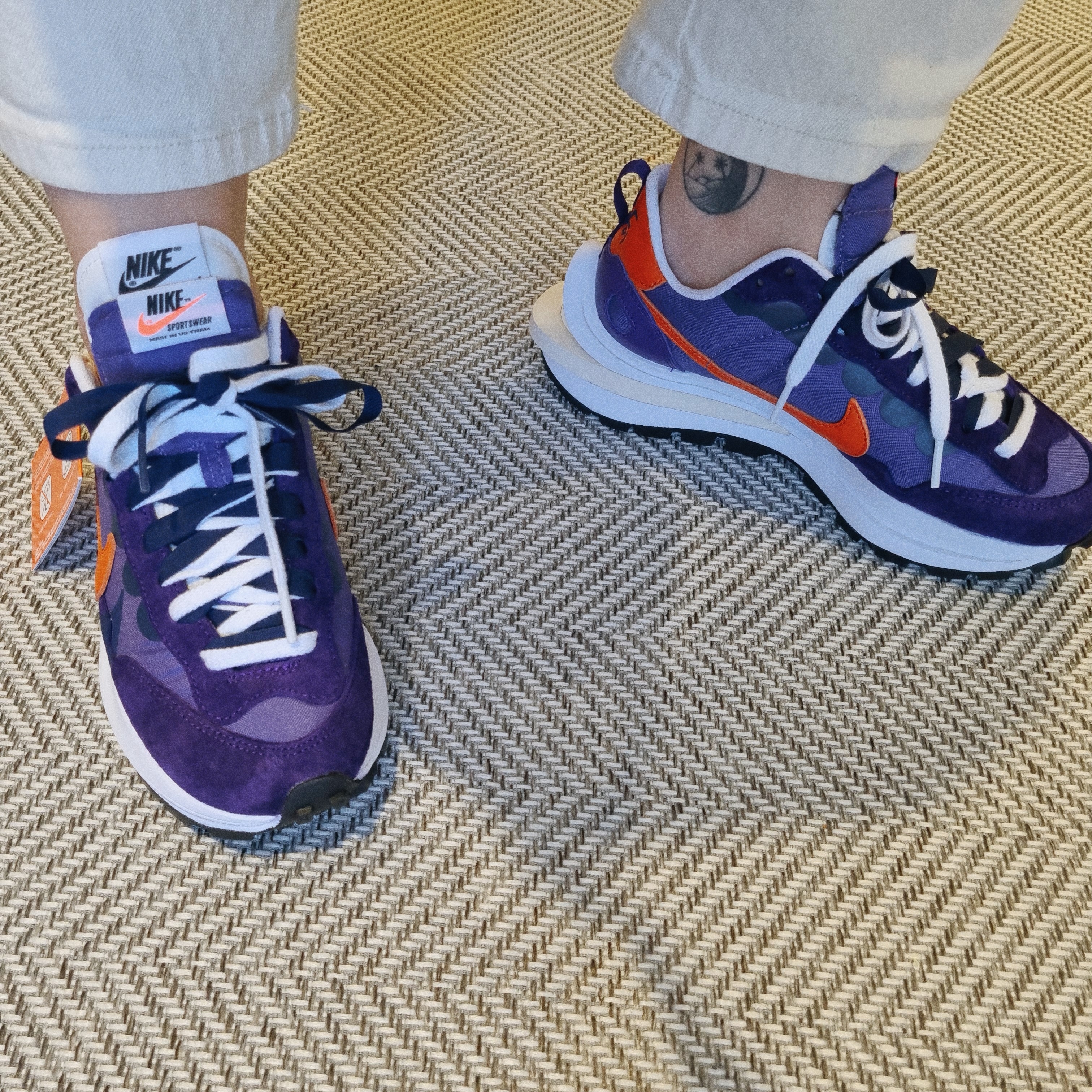 Nike x Sacai VaporWaffle Dark Iris 착용 스타일 - 4