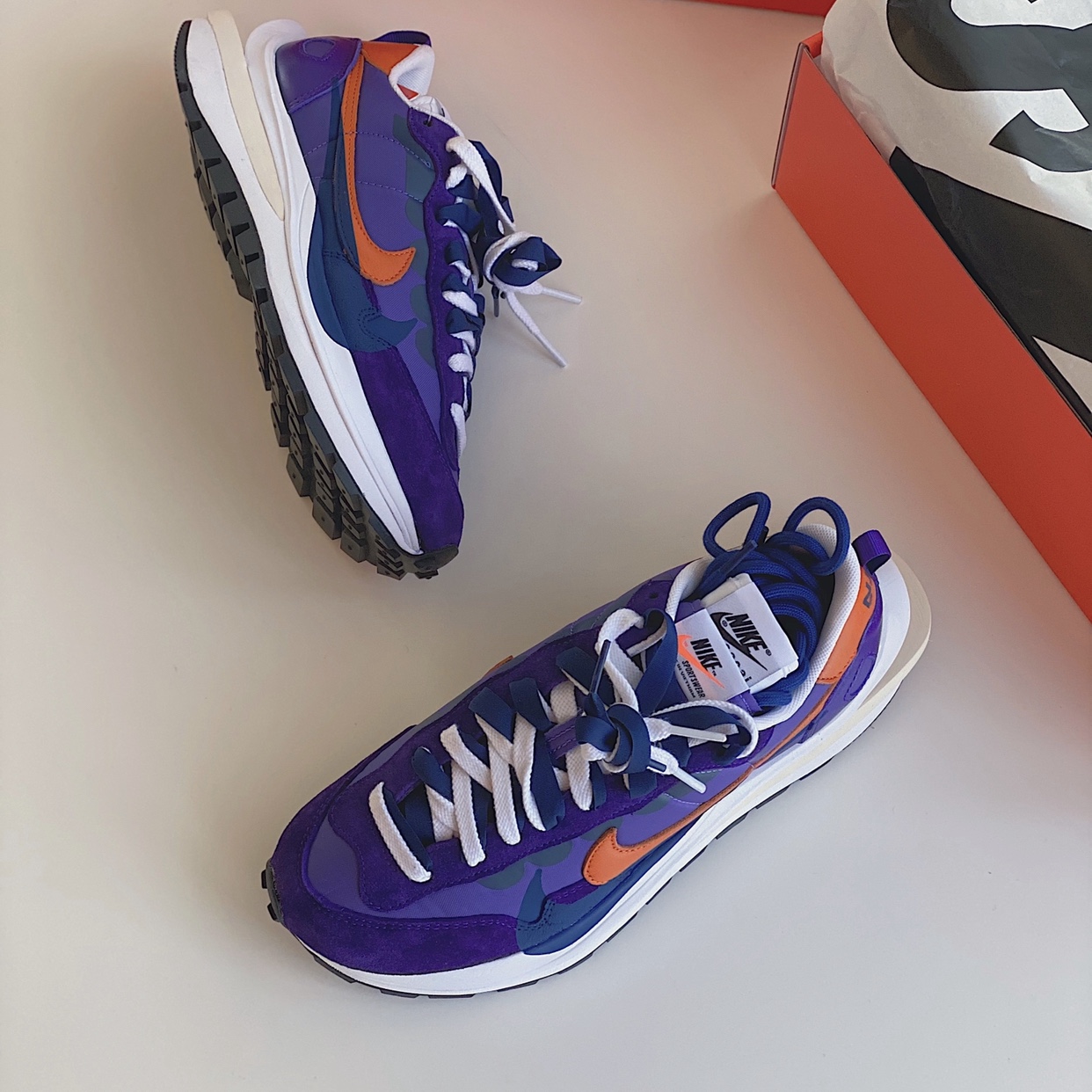 Nike x Sacai VaporWaffle Dark Iris 착용 스타일 - 2