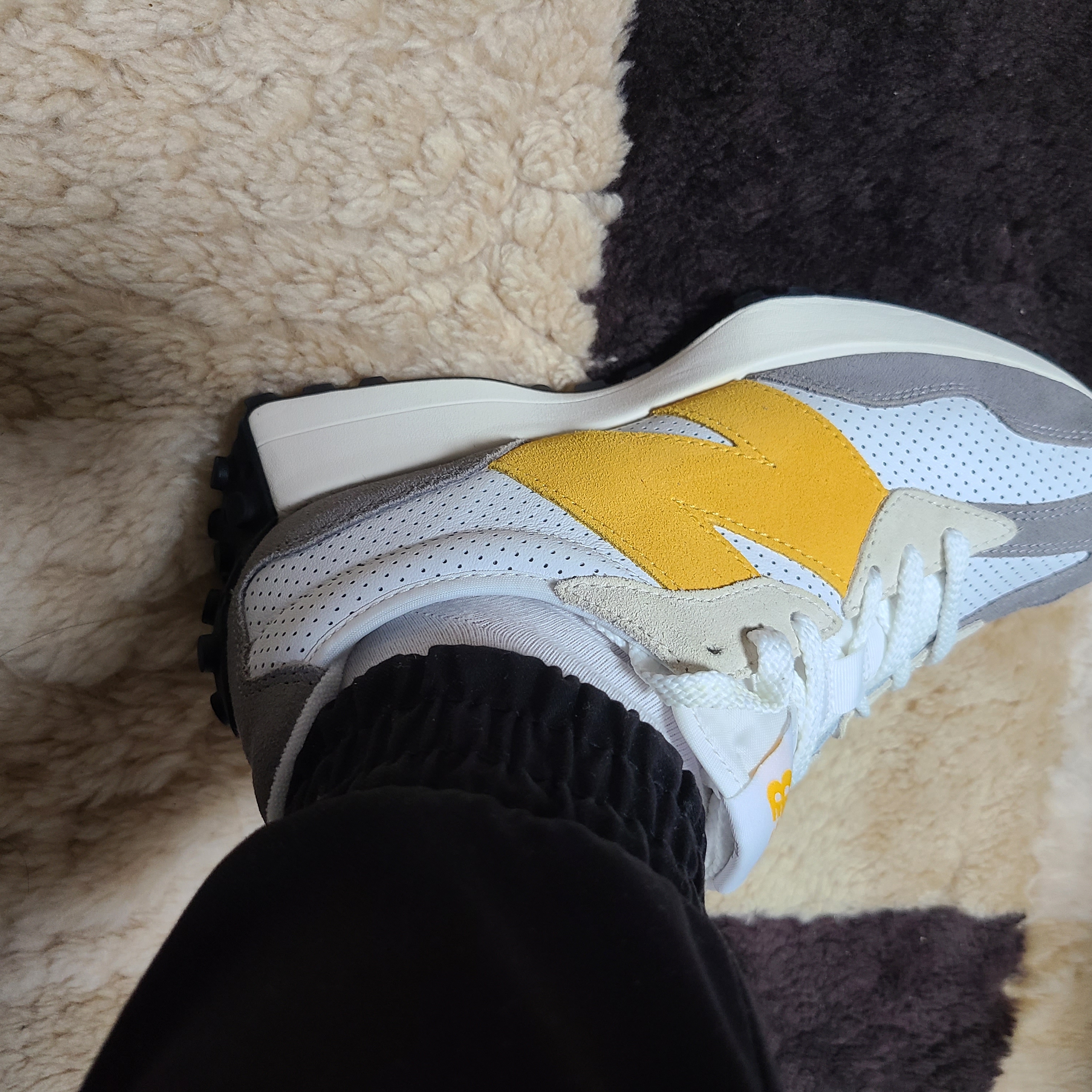 New Balance 327 Grey Yellow - JD Sports Exclusive 착용 스타일 - 2