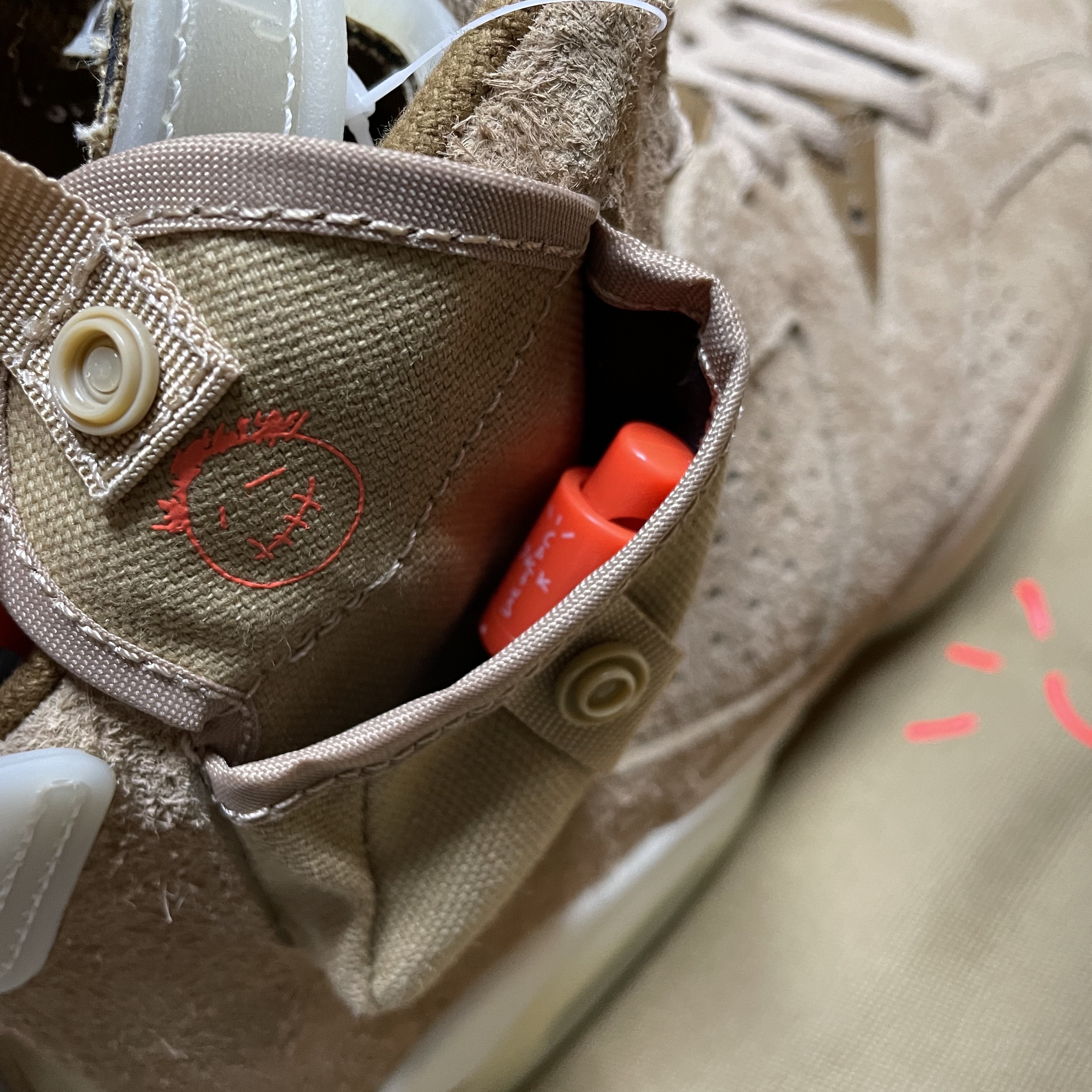 Jordan 6 x Travis Scott Retro SP British Khaki 착용 스타일 - 3