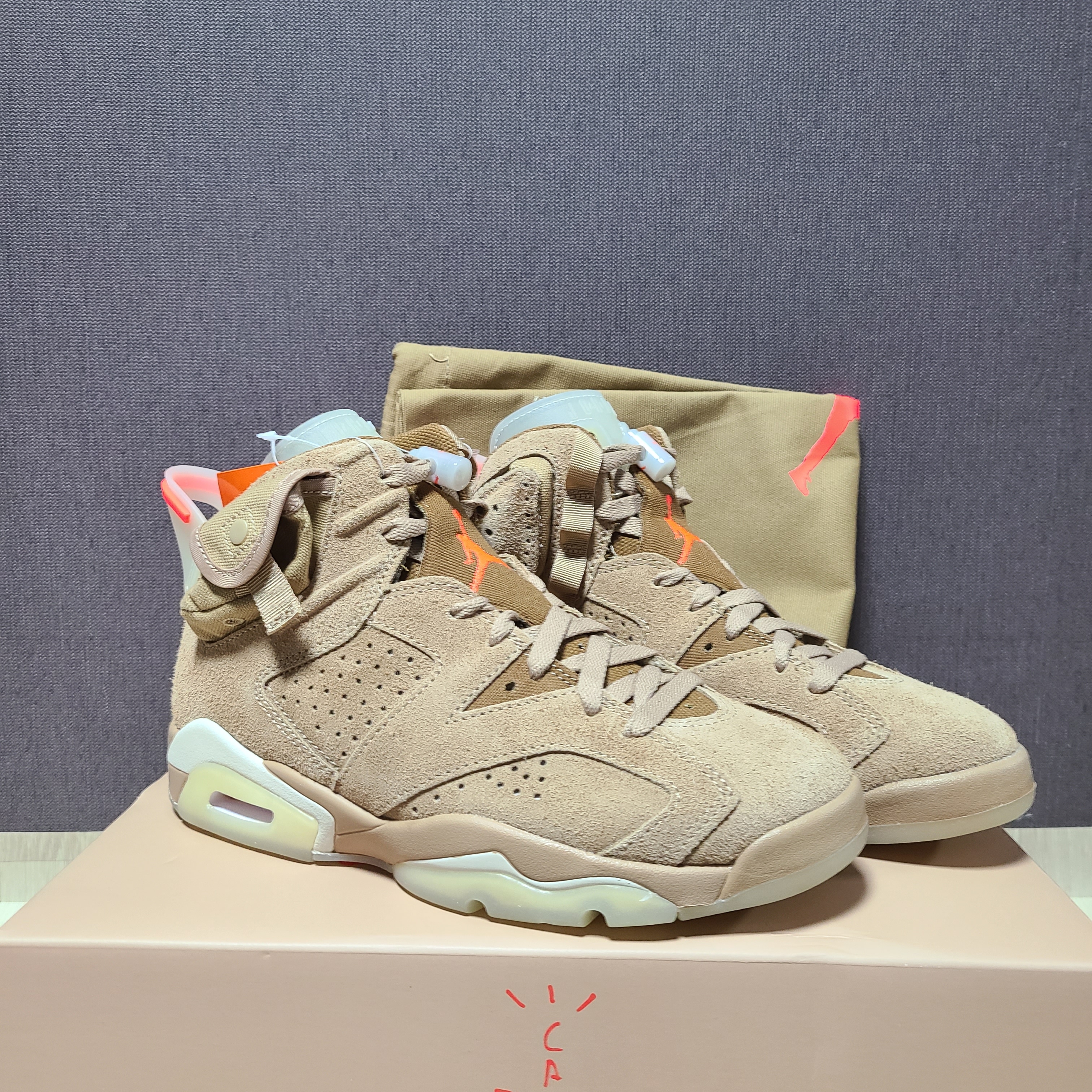 Jordan 6 x Travis Scott Retro SP British Khaki 착용 스타일