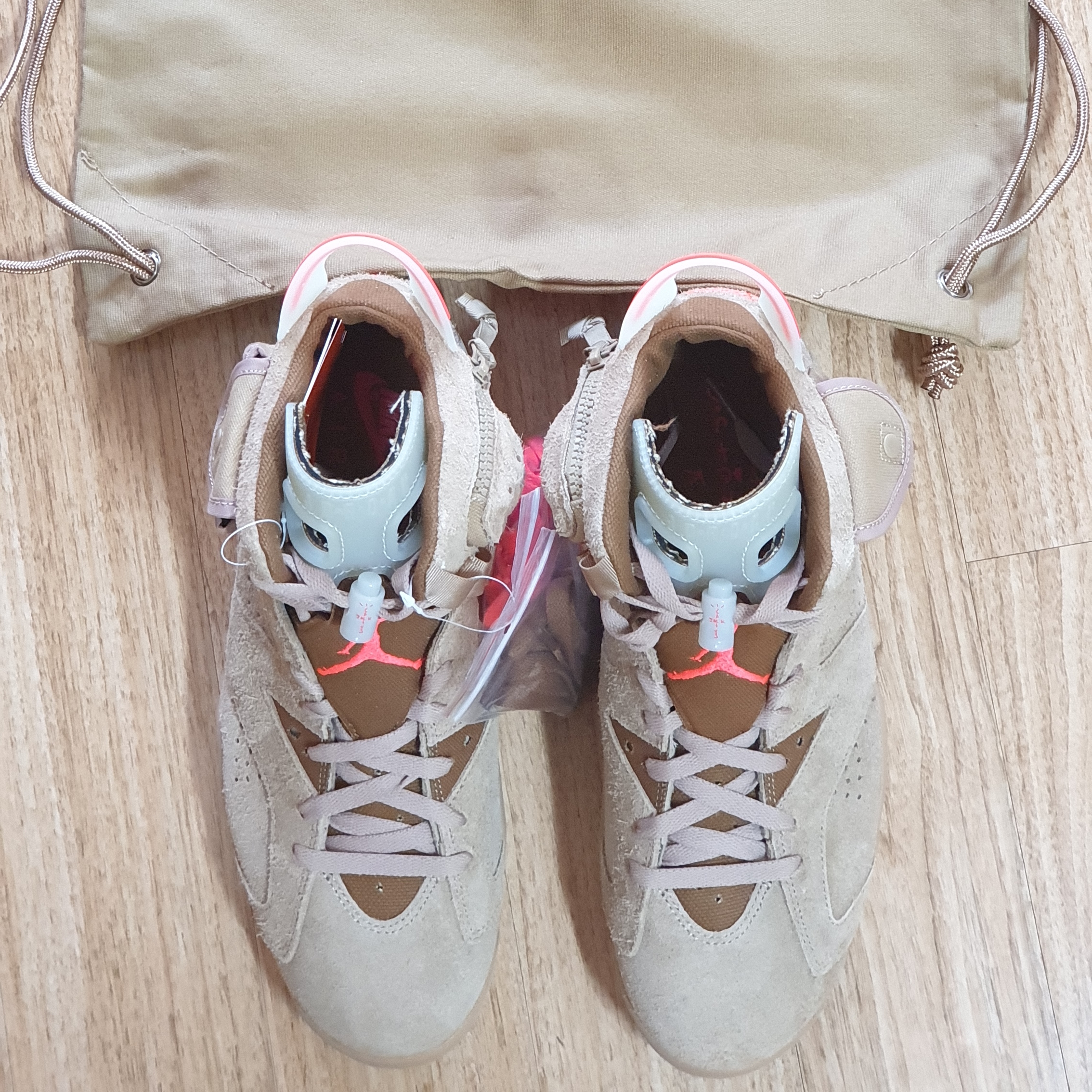 Jordan 6 x Travis Scott Retro SP British Khaki, Jordan 6 x Travis Scott Retro Olive 착용 스타일 - 4