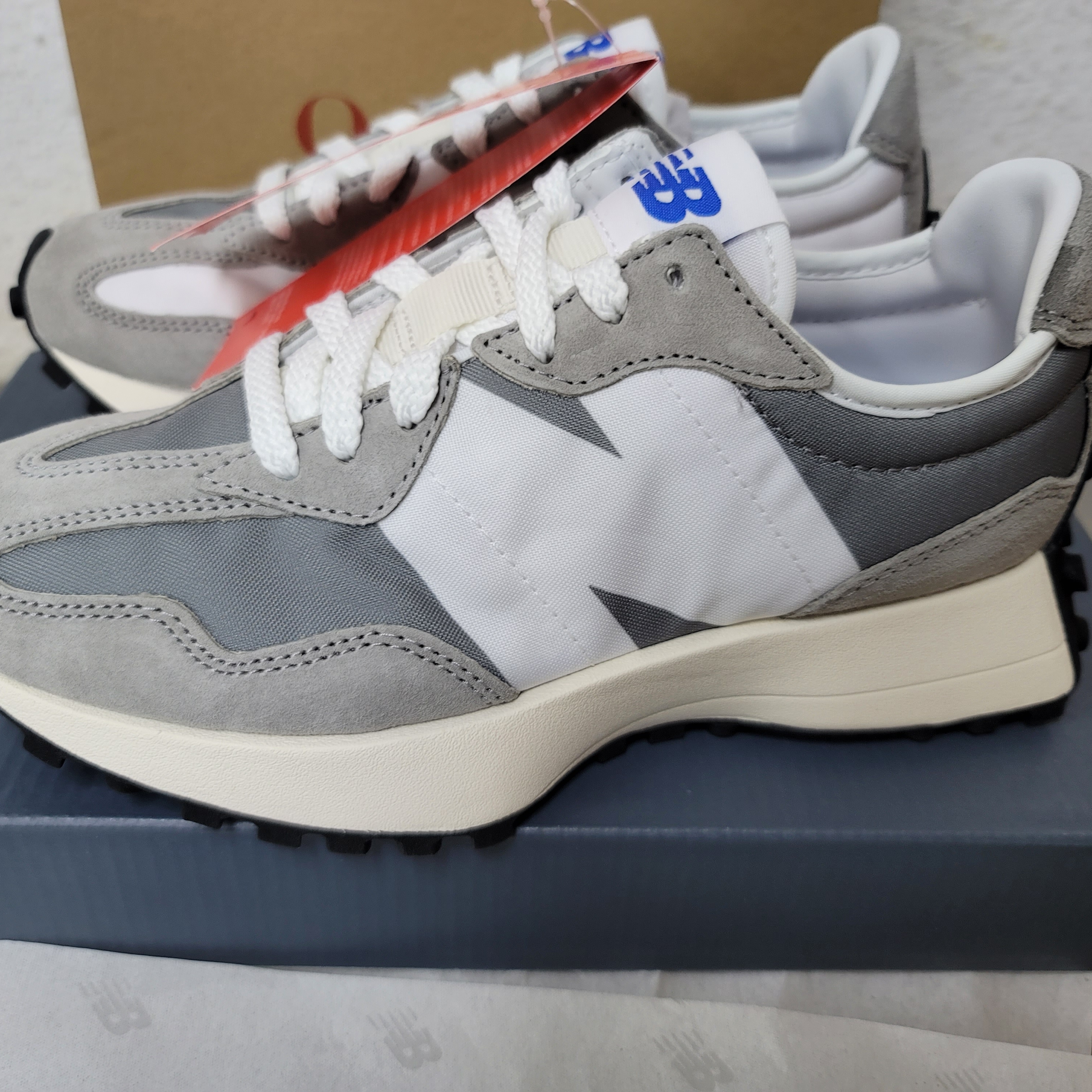 New Balance 327 Grey 착용 스타일 - 1