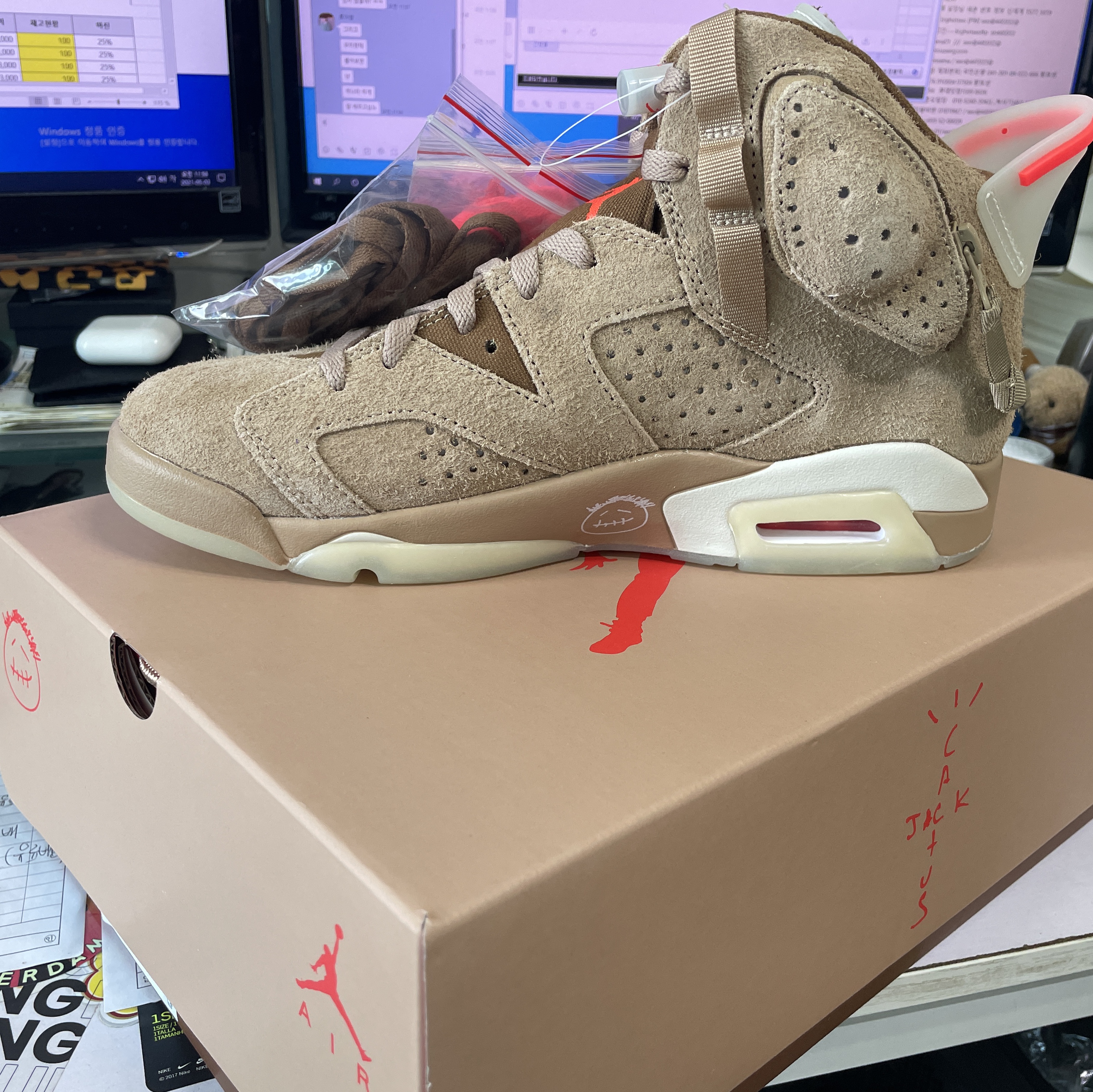 Jordan 6 x Travis Scott Retro SP British Khaki 착용 스타일