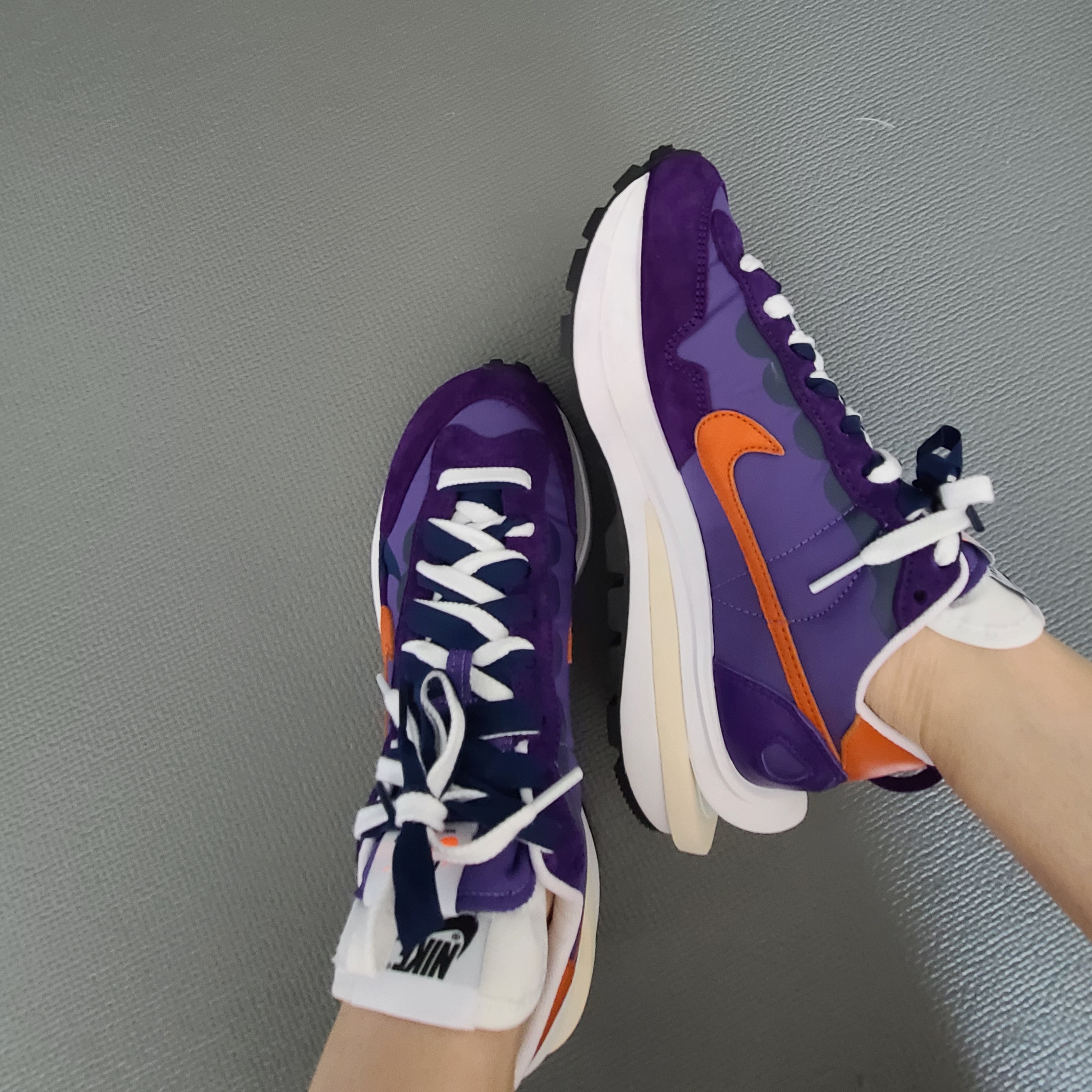 Nike x Sacai VaporWaffle Dark Iris 착용 스타일 - 2