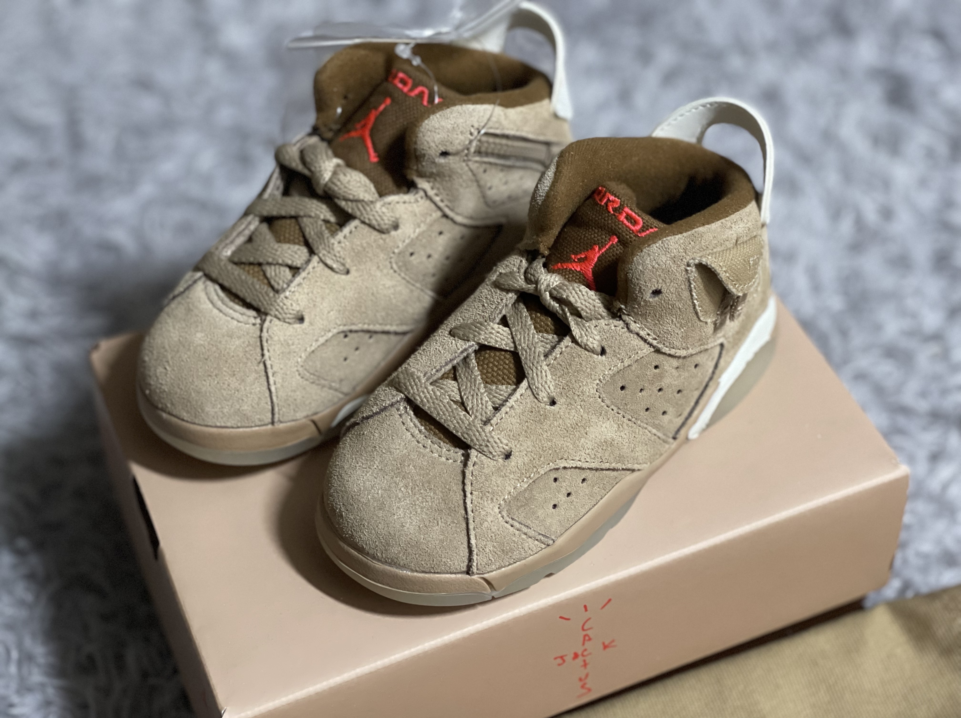 (TD) Jordan 6 x Travis Scott Retro SP British Khaki 착용 스타일 - 4