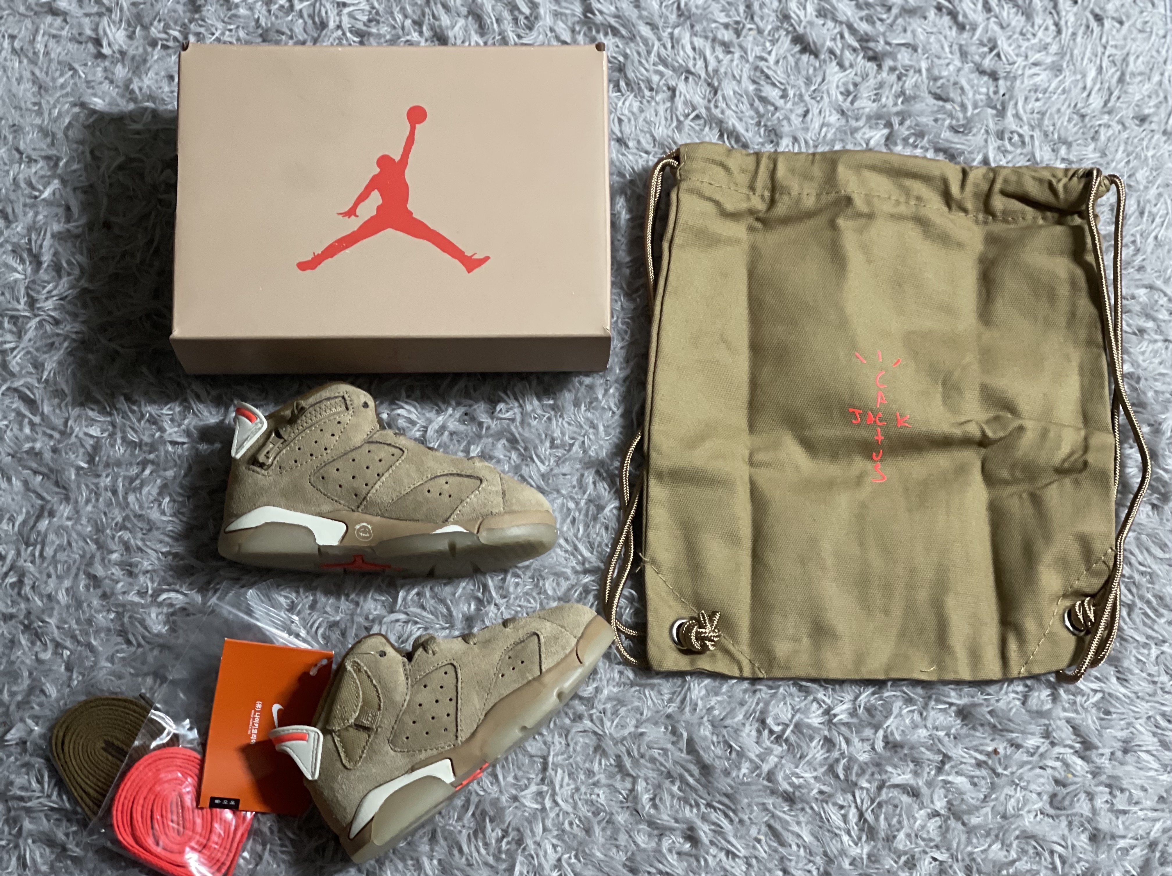 (TD) Jordan 6 x Travis Scott Retro SP British Khaki 착용 스타일 - 2