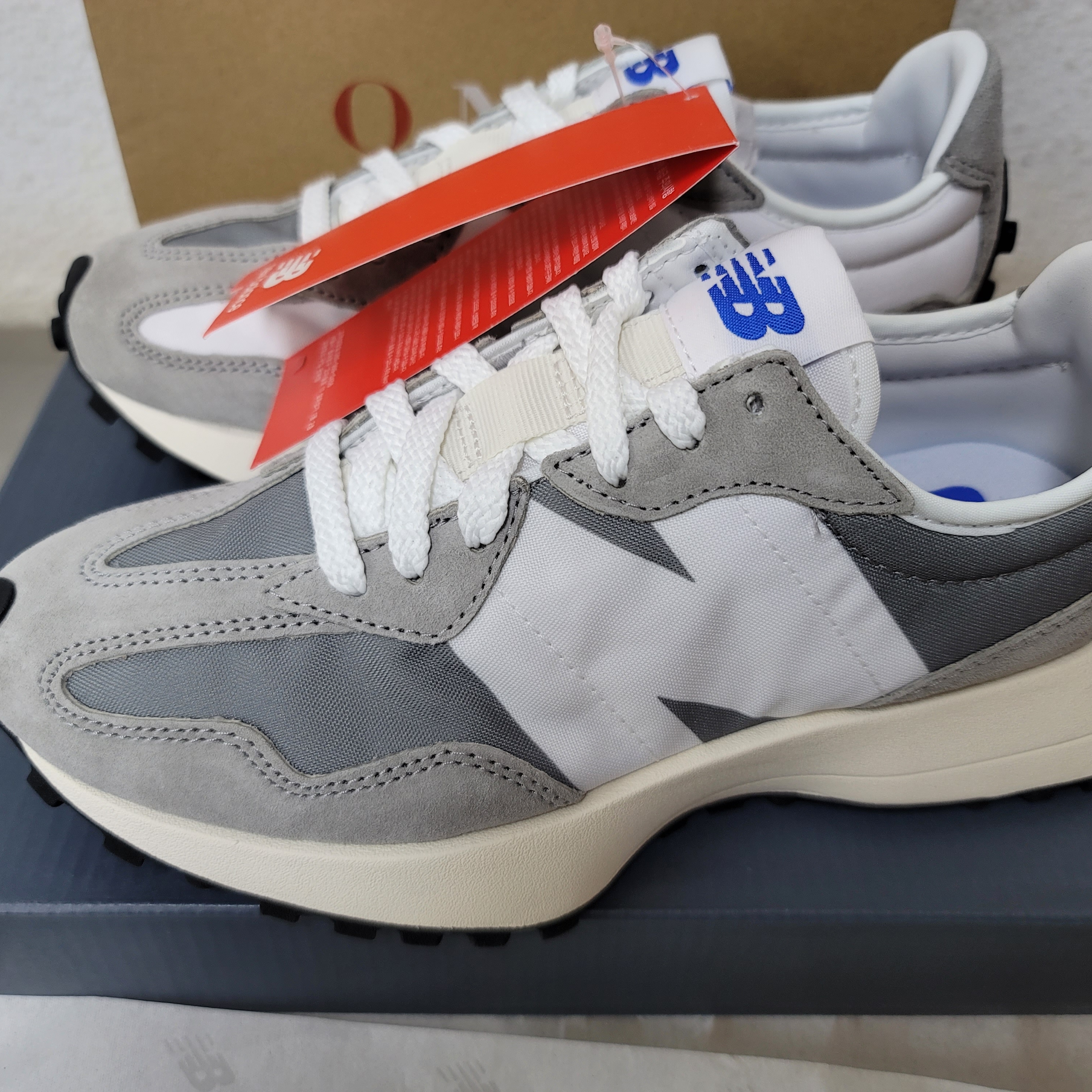 New Balance 327 Grey 착용 스타일 - 2