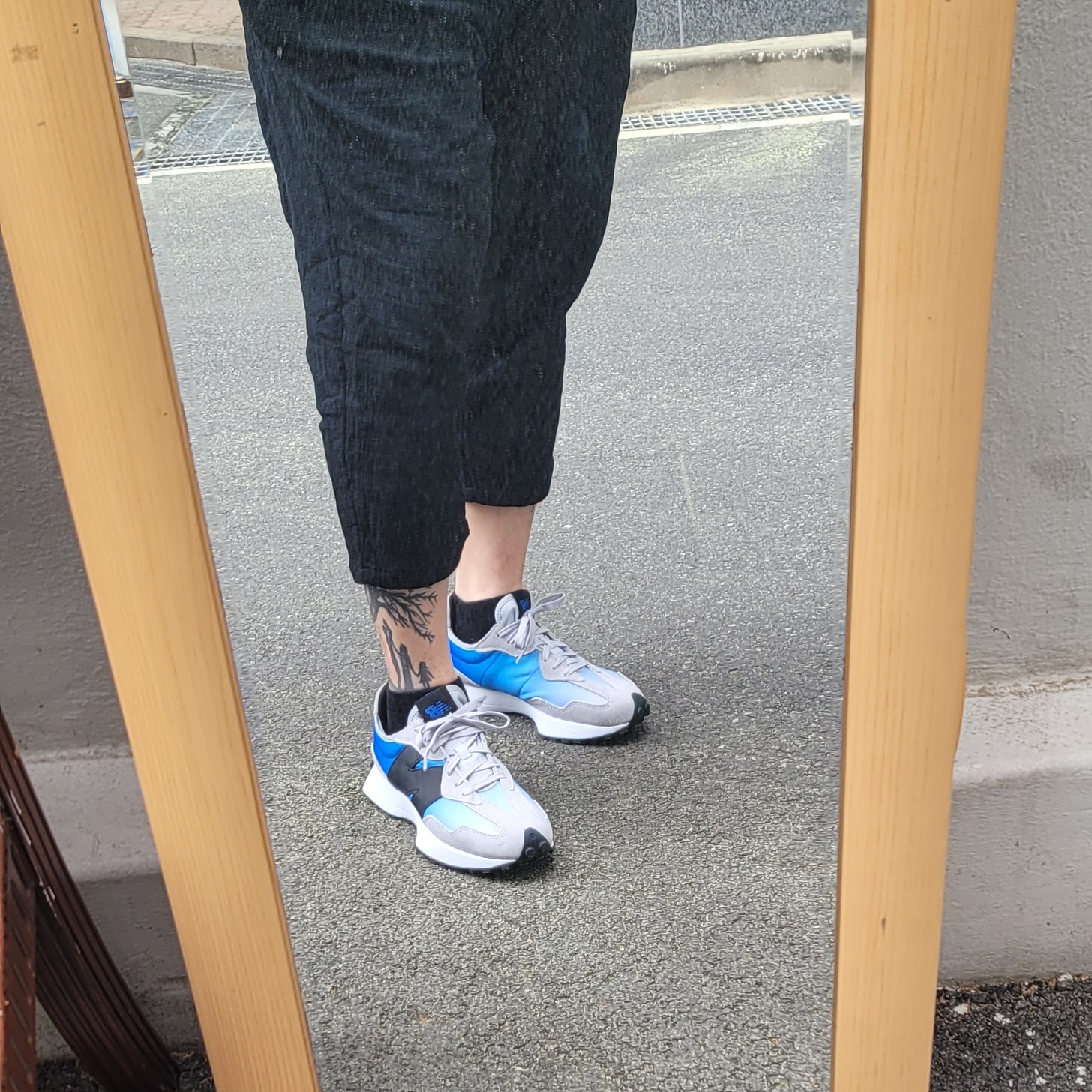 New Balance 327 Cobalt Blue 착용 스타일 - 4