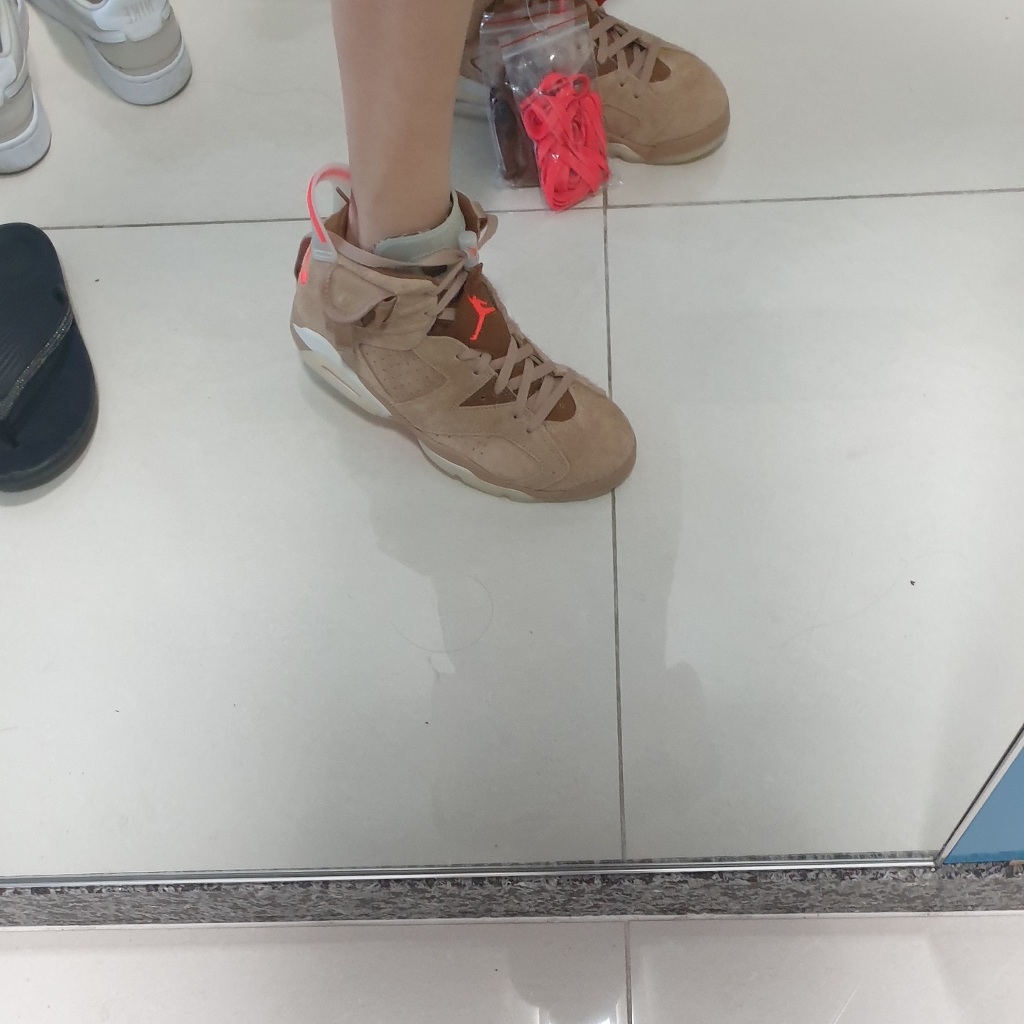 Jordan 6 x Travis Scott Retro SP British Khaki 착용 스타일 - 1