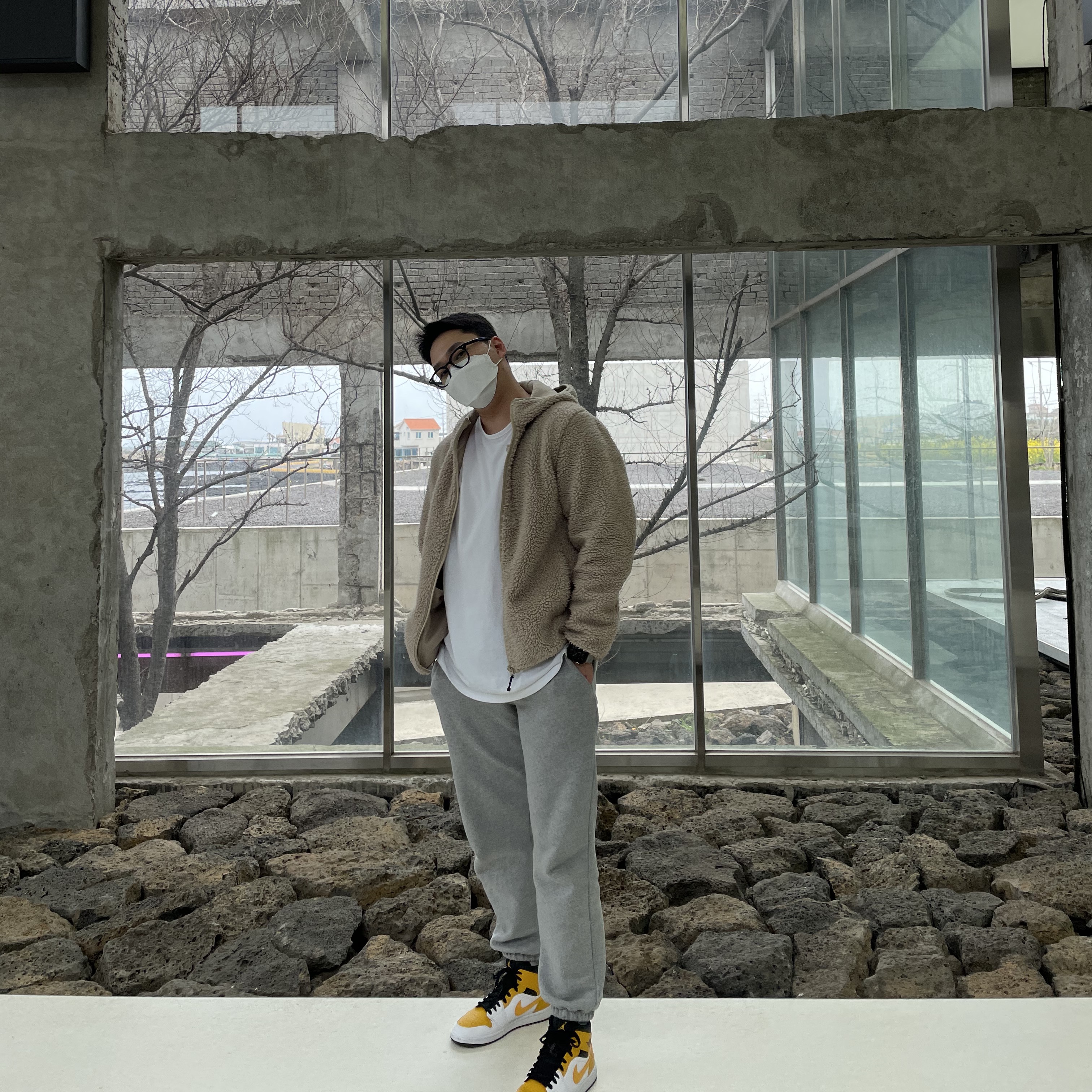 Jordan 1 Mid White University Gold 착용 스타일