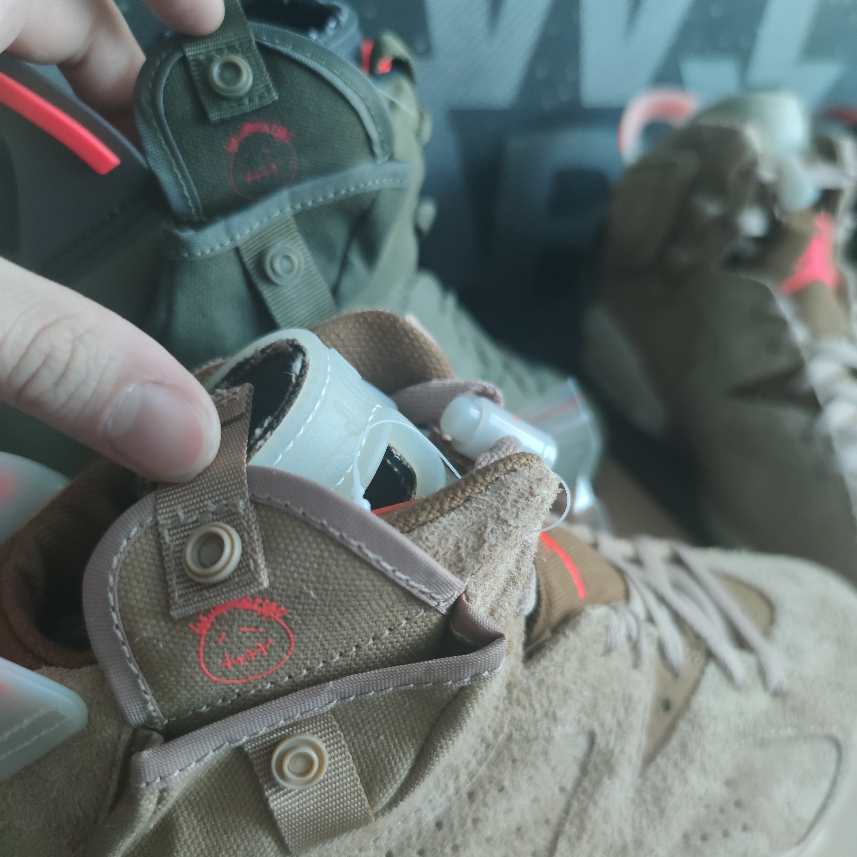 Jordan 6 x Travis Scott Retro SP British Khaki, Jordan 6 x Travis Scott Retro Olive 착용 스타일 - 5