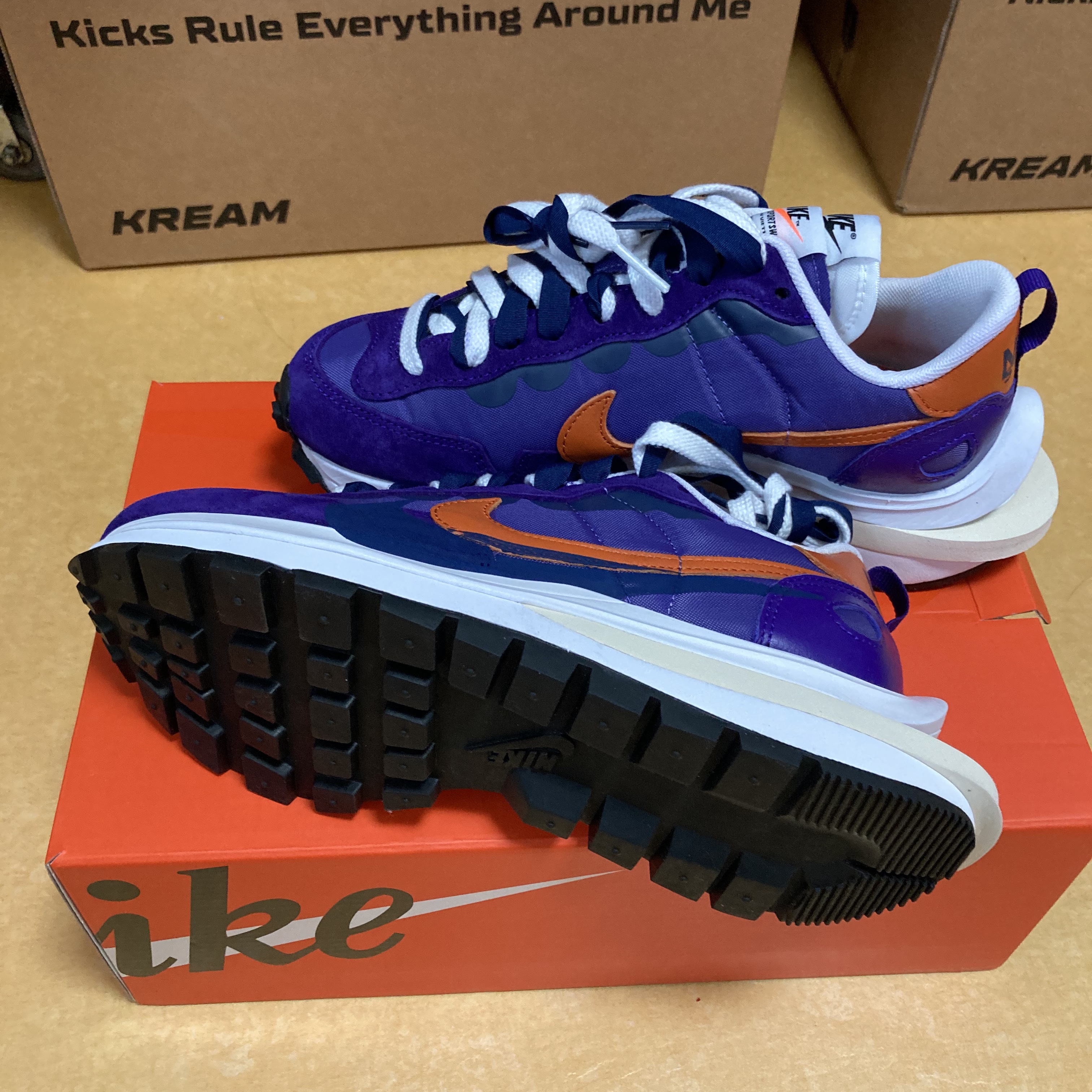 Nike x Sacai VaporWaffle Dark Iris 착용 스타일 - 3