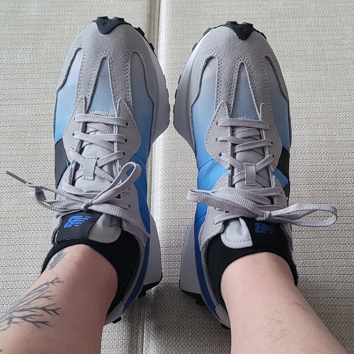 New Balance 327 Cobalt Blue 착용 스타일 - 1